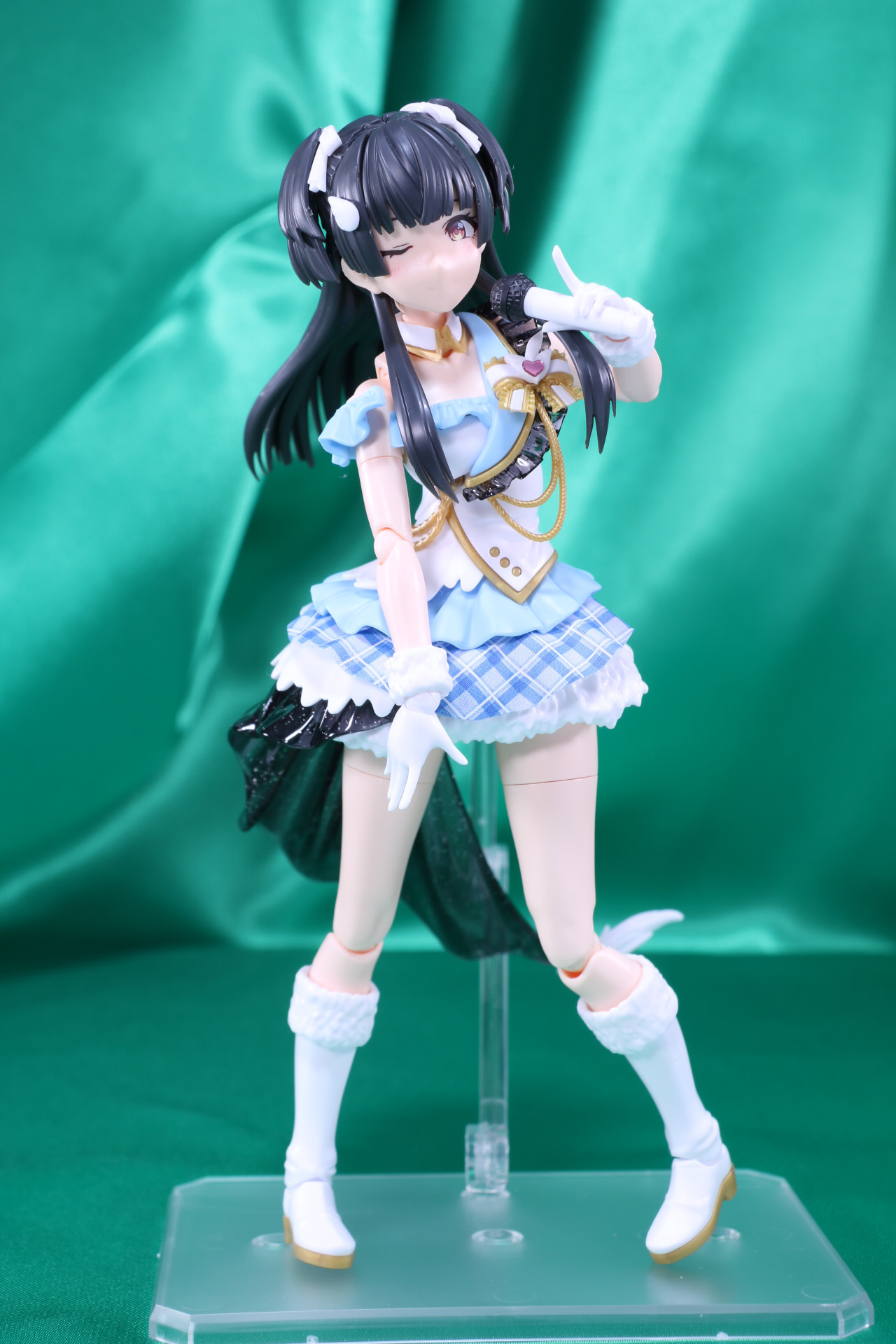 少し前かがみのポーズもできる