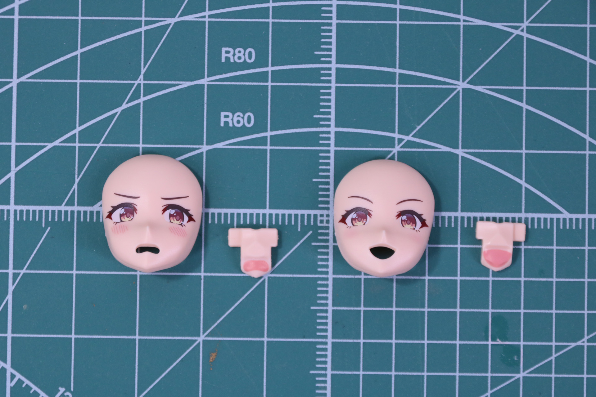 困り顔（左）と笑顔（右）にそれぞれ口元パーツをはめ込む