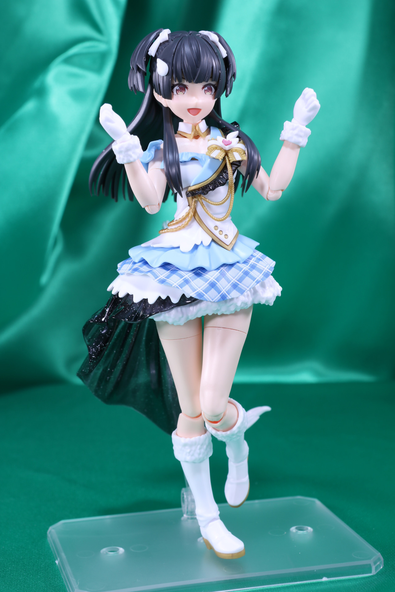 足をクロスするような動きもできる