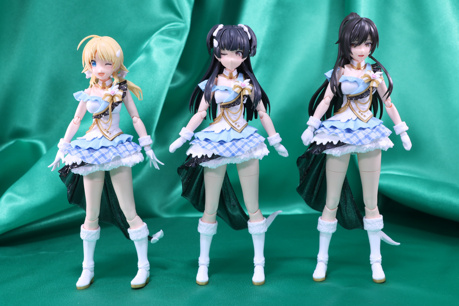 「30MS オプションボディパーツ ビヨンドザブルースカイ1[カラーA]」＋「30MS オプションヘアスタイル&フェイスパーツセット(八宮めぐる)」（左）と「「30MS オプションボディパーツ ビヨンドザブルースカイ2[カラーA]」＋「30MS オプションヘアスタイル&フェイスパーツセット(白瀬咲耶)」（右）との比較