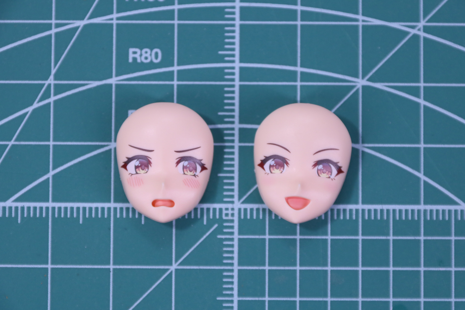 困り顔（左）と笑顔（右）にそれぞれ口元パーツをはめ込む