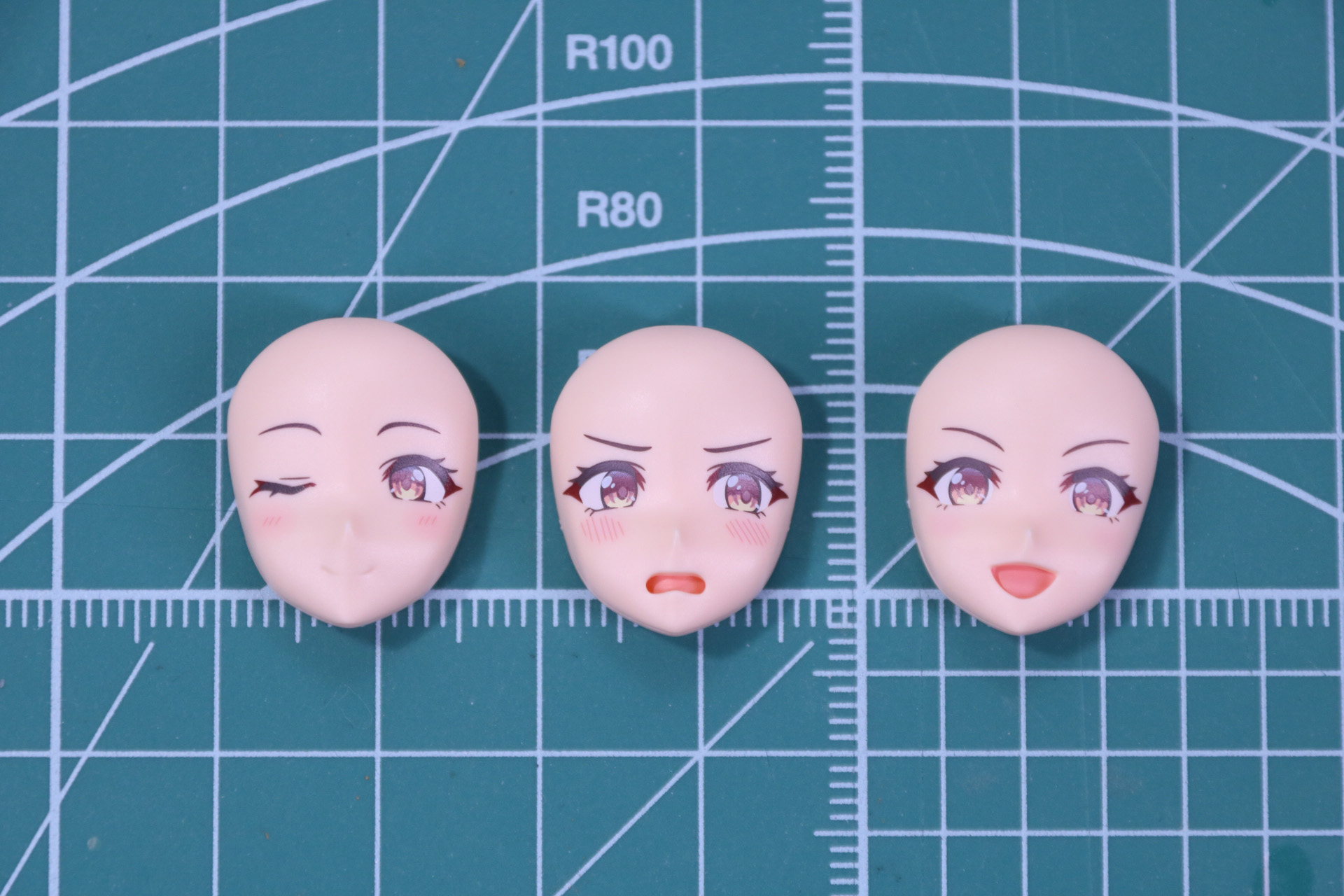 左からウィンク顔、困り顔、笑顔