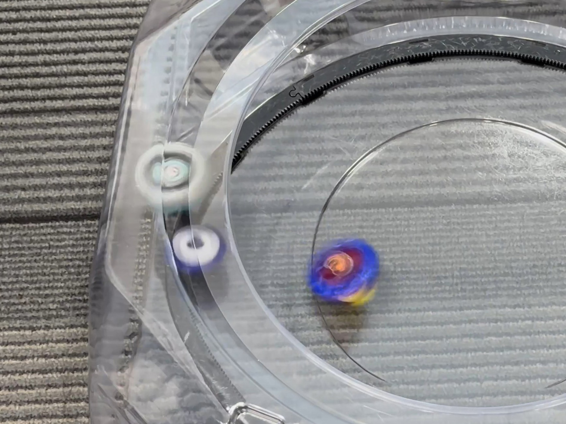 ドランソードがシルバーウルフをバースト！かなり迫力のあるビジュアルだ