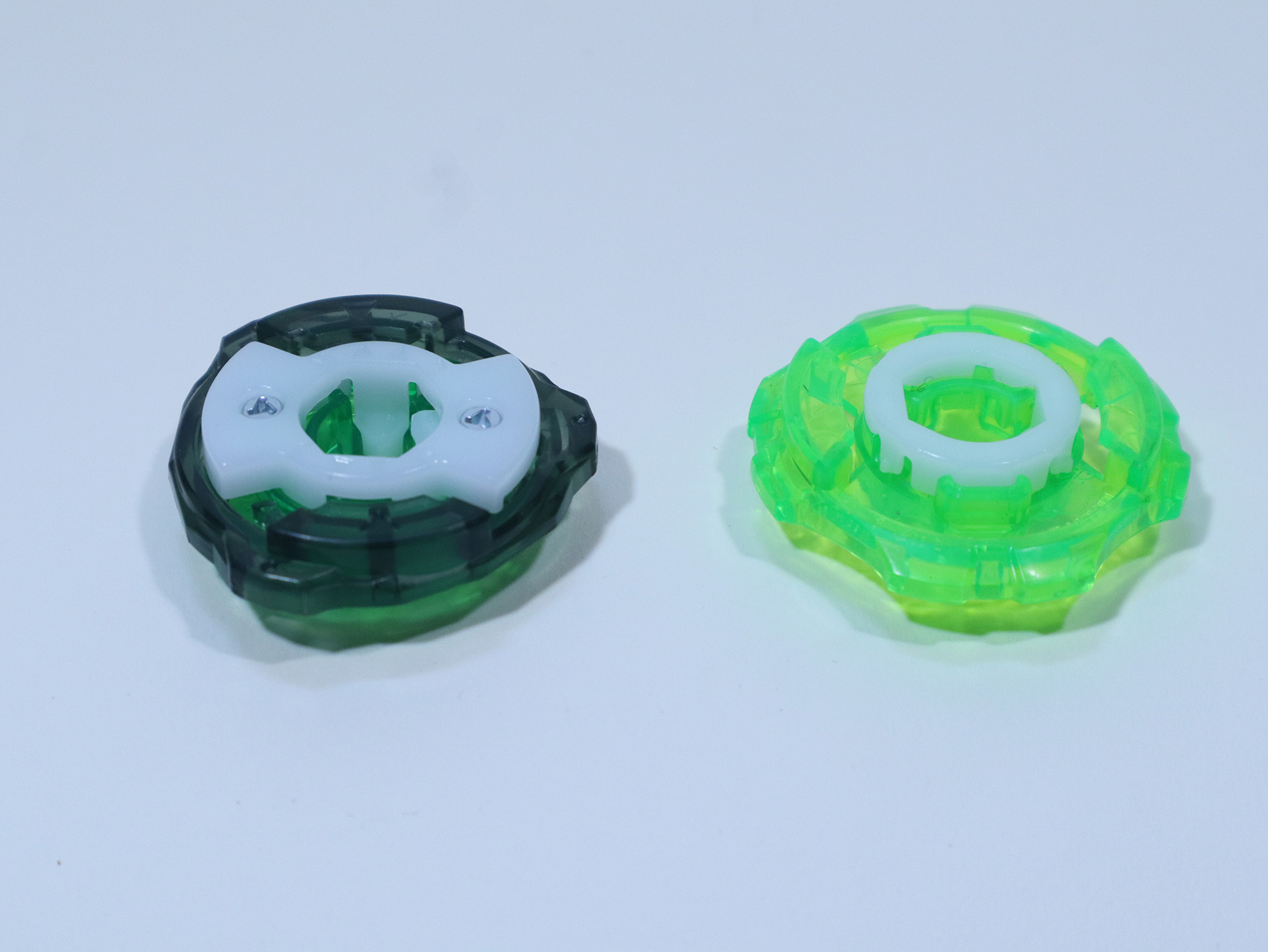 ブレードへの固定部品の形状が異なっている2種類のラチェット