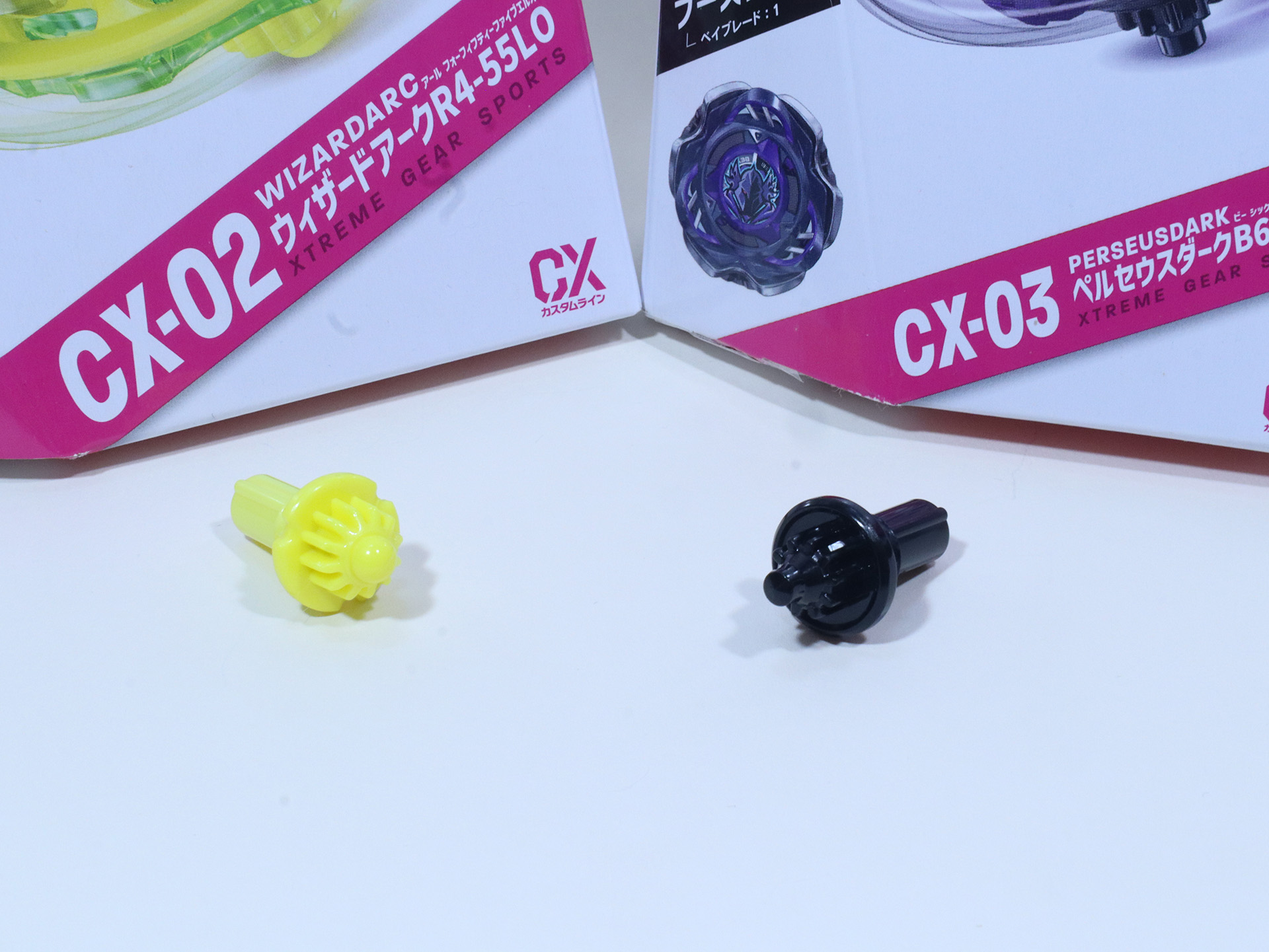 新たなベイが登場すると、それに付属するビットにも新たな物が登場する場合がある。今回の「CX(カスタムライン)」では、「CX-02 ウィザードアークR4-55LO」に新たなビット「LO(ローオーブ)」が、「CX-03 ペルセウスダークB6-80W」にも新たなビット「W(ウェッジ)」が付属していた