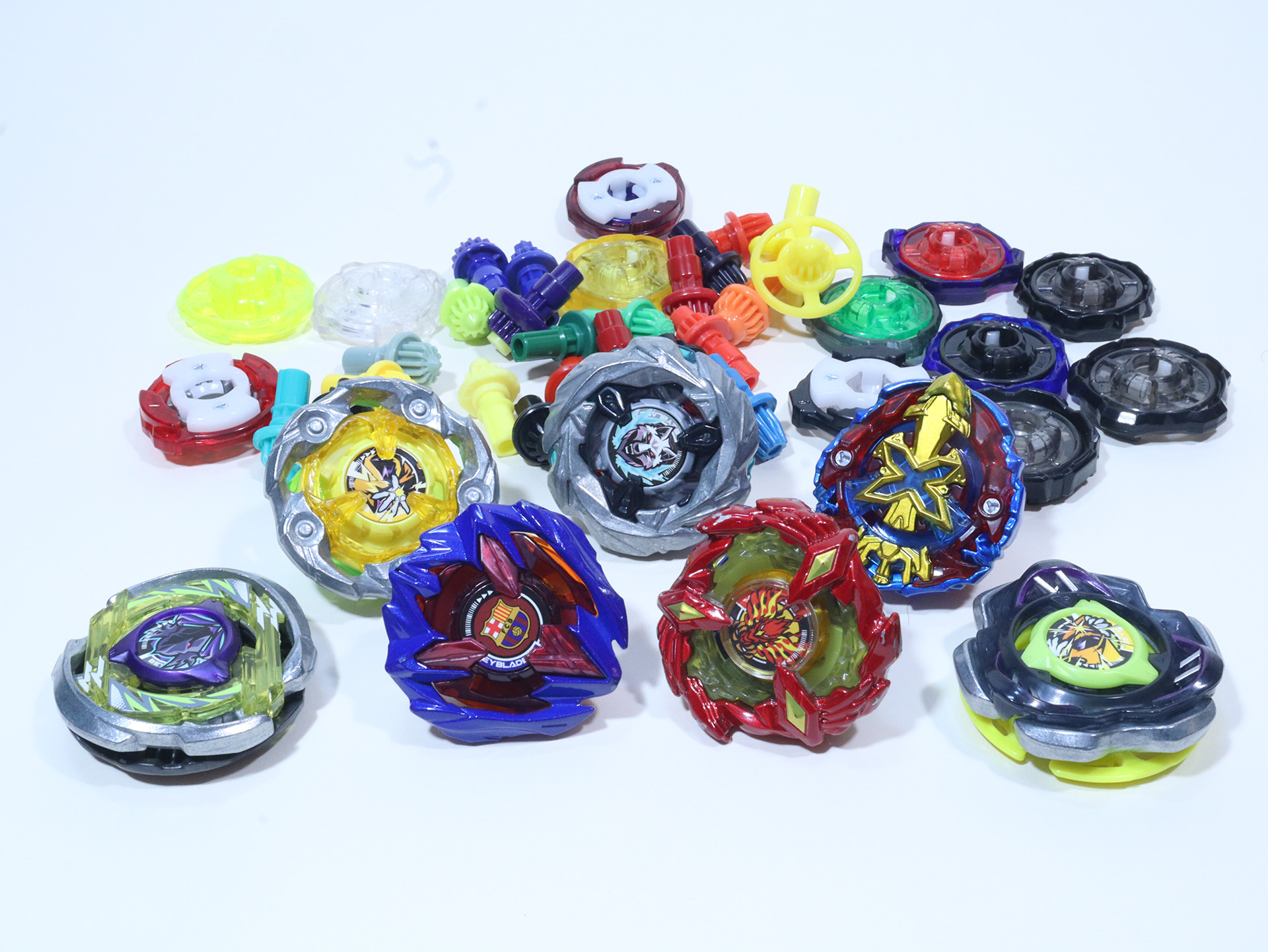 今回登場したベイブレードを並べて1枚。なんだか絵になるのも「BEYBLADE X」の魅力の1つと言える」
