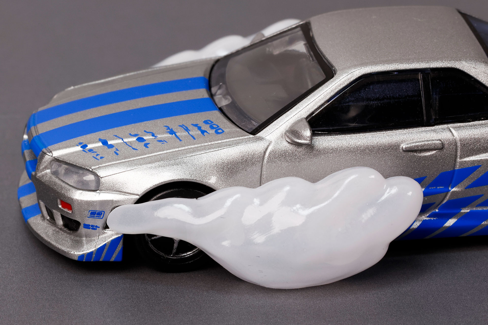 煙を吹き出し煽っているような場面が思い浮かぶ