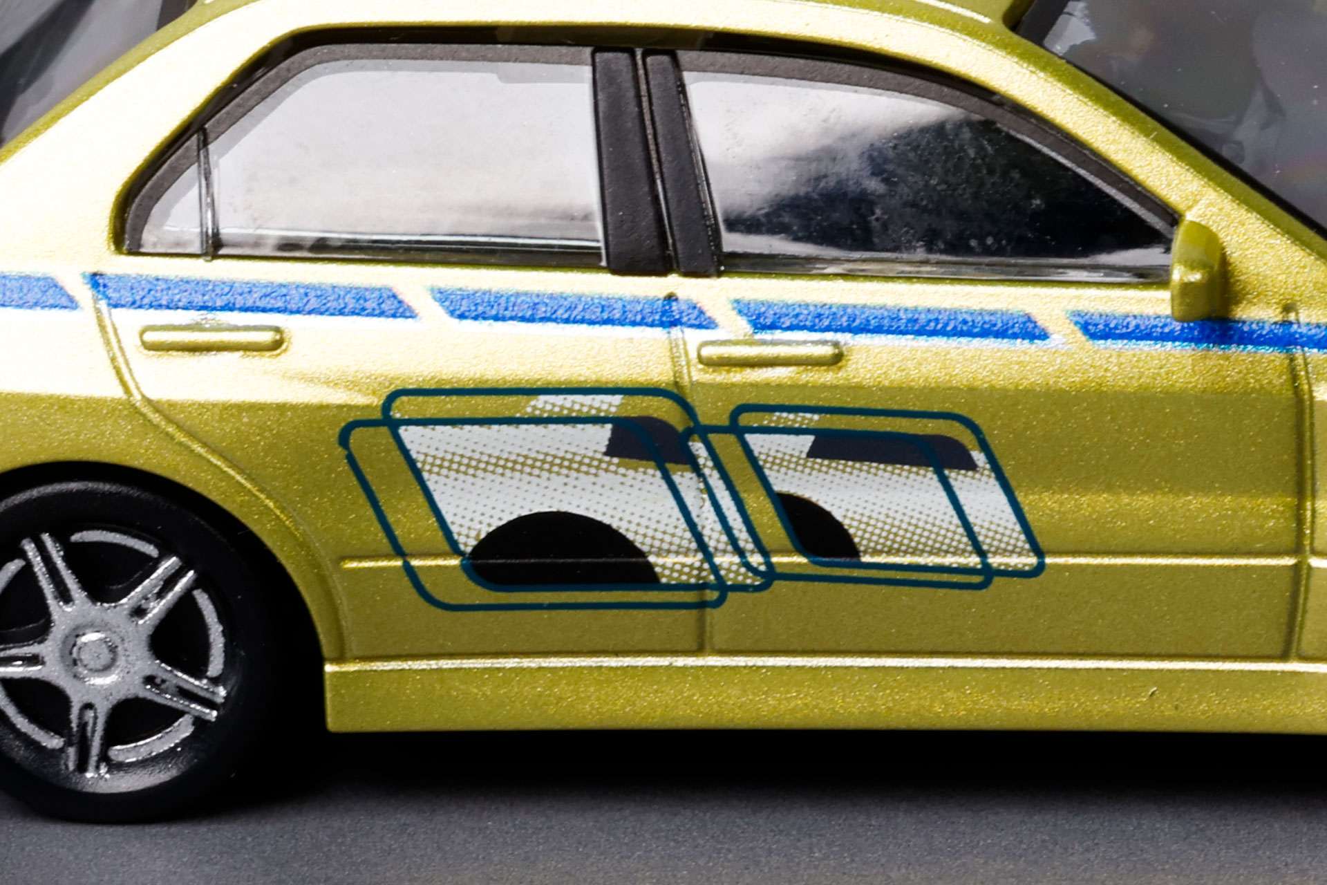 サイドのマークも再現されている