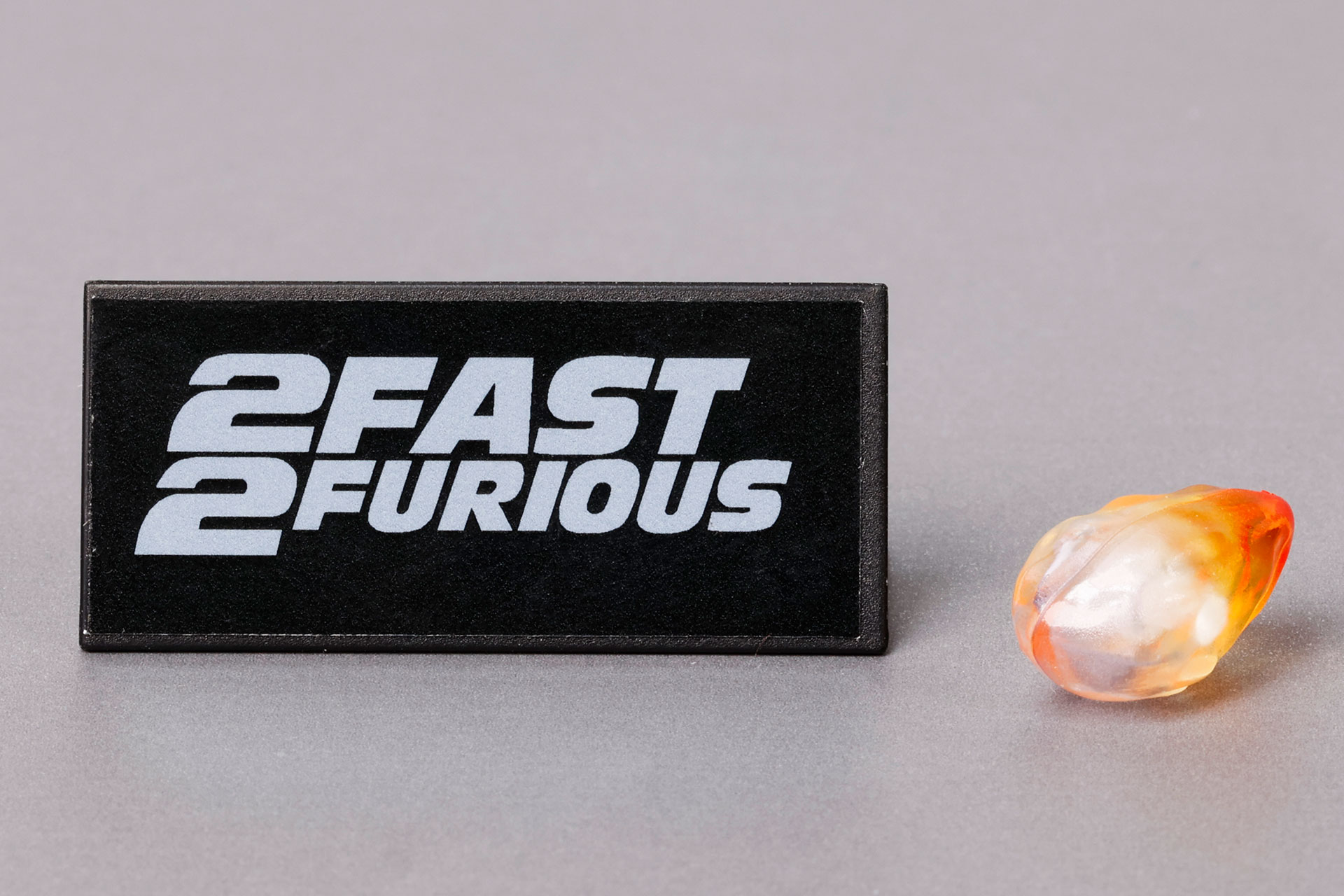 原題で書かれたロゴパーツとファイアパーツも付属