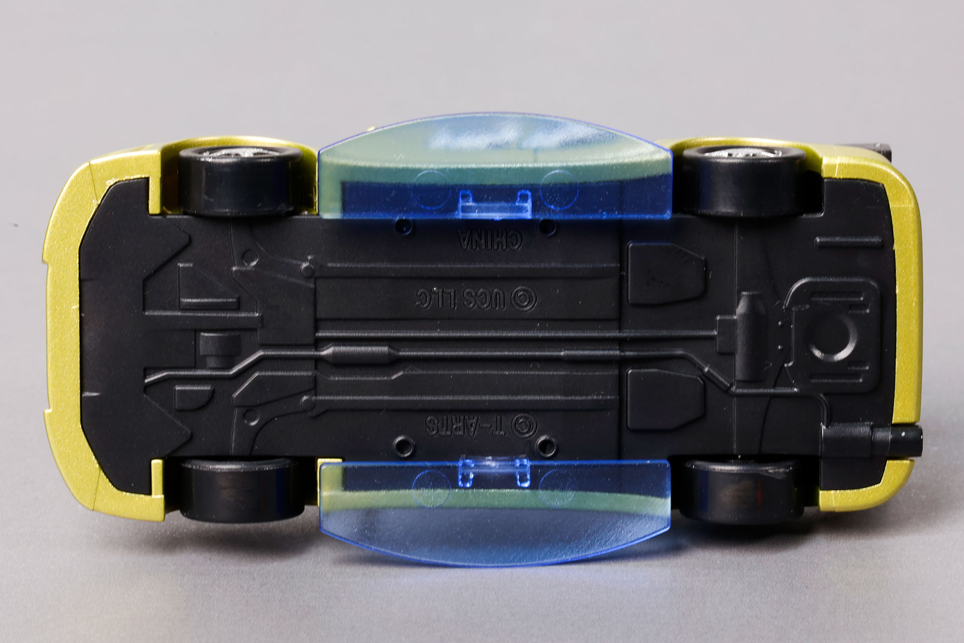 アンダーライトのパーツは取り外せるだけではなく、他の車両にも付けることができる