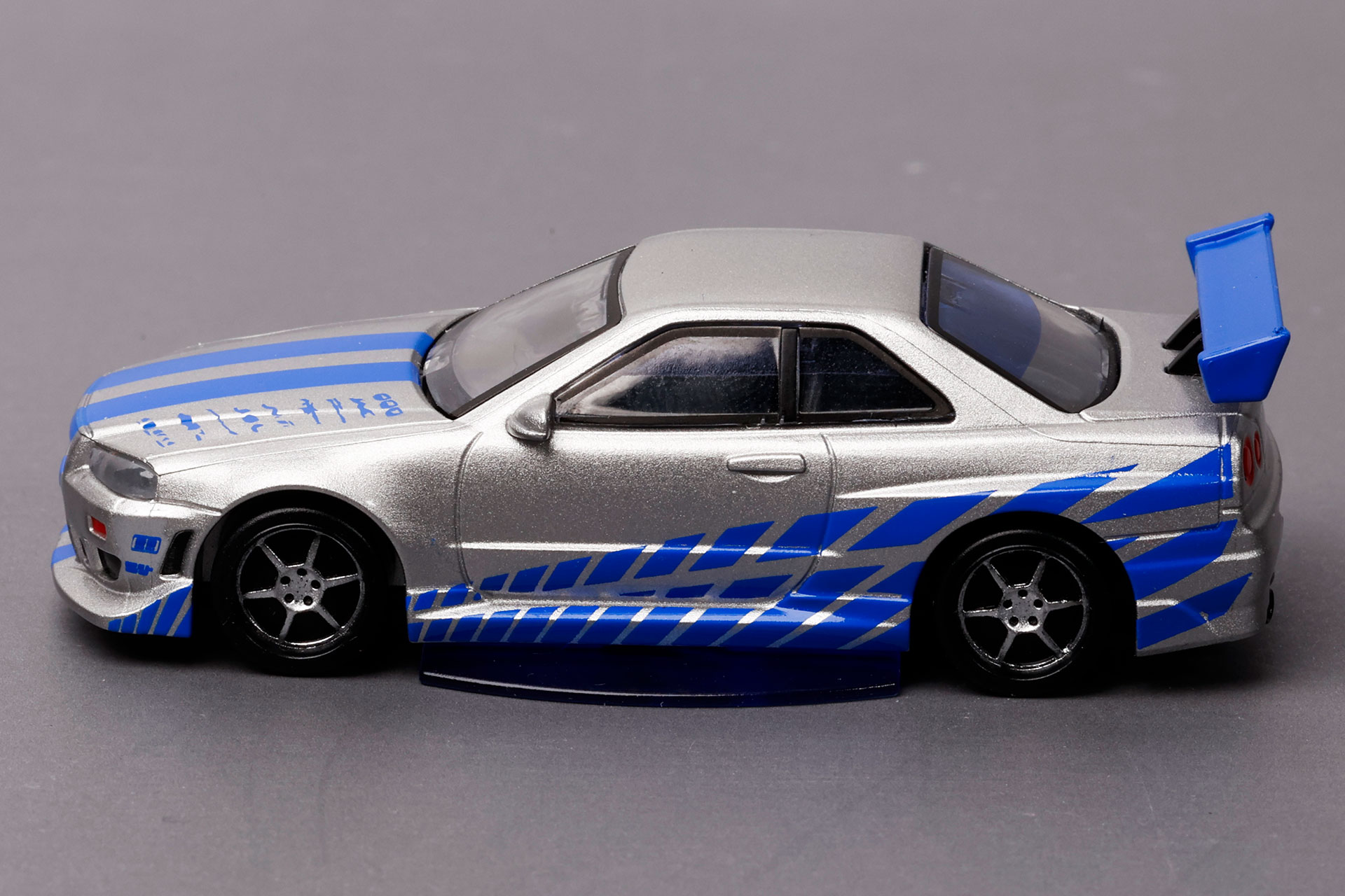 写真ではわかりにくいが、窓の一部が青く塗られており、車内の青LEDを再現している