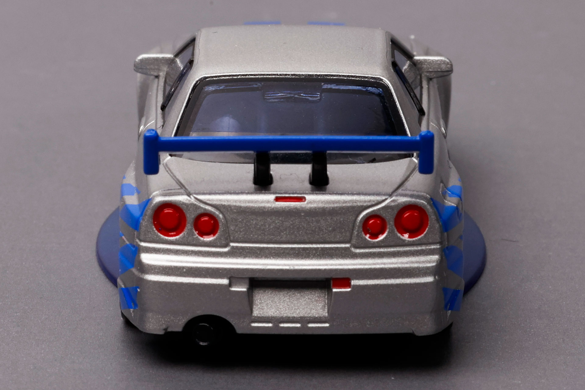 背面側にはブルーのリアウイングが取り付けられている