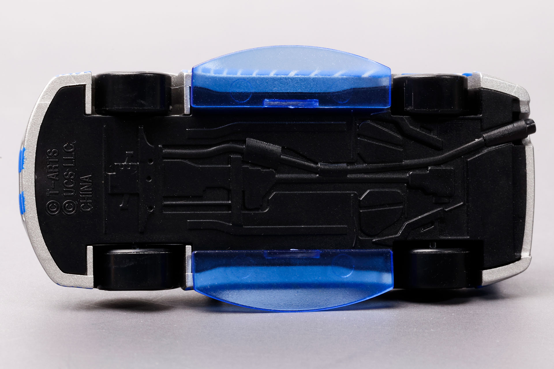 クリアパーツで青く光っている姿を再現している