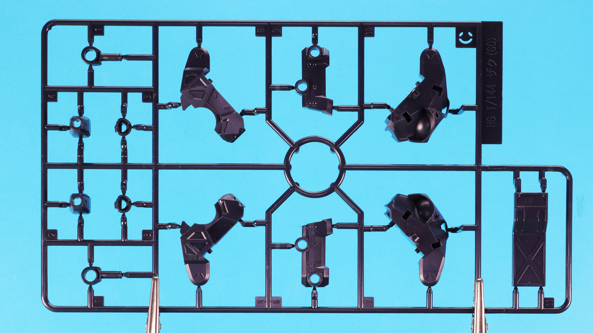 C:特徴的な脚部の大型フレーム他