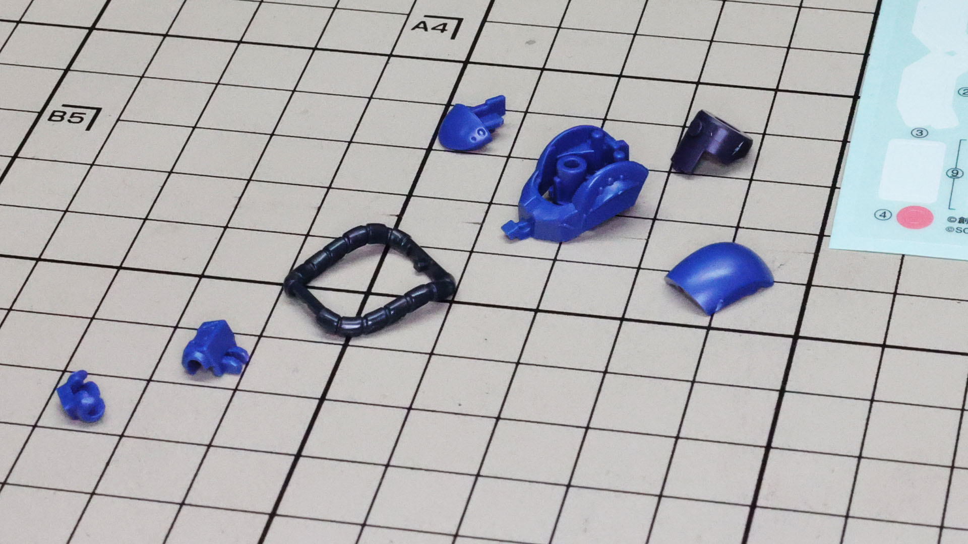 軟質パーツの動力パイプも使用され、モノアイ可動も可能な頭部パーツ群