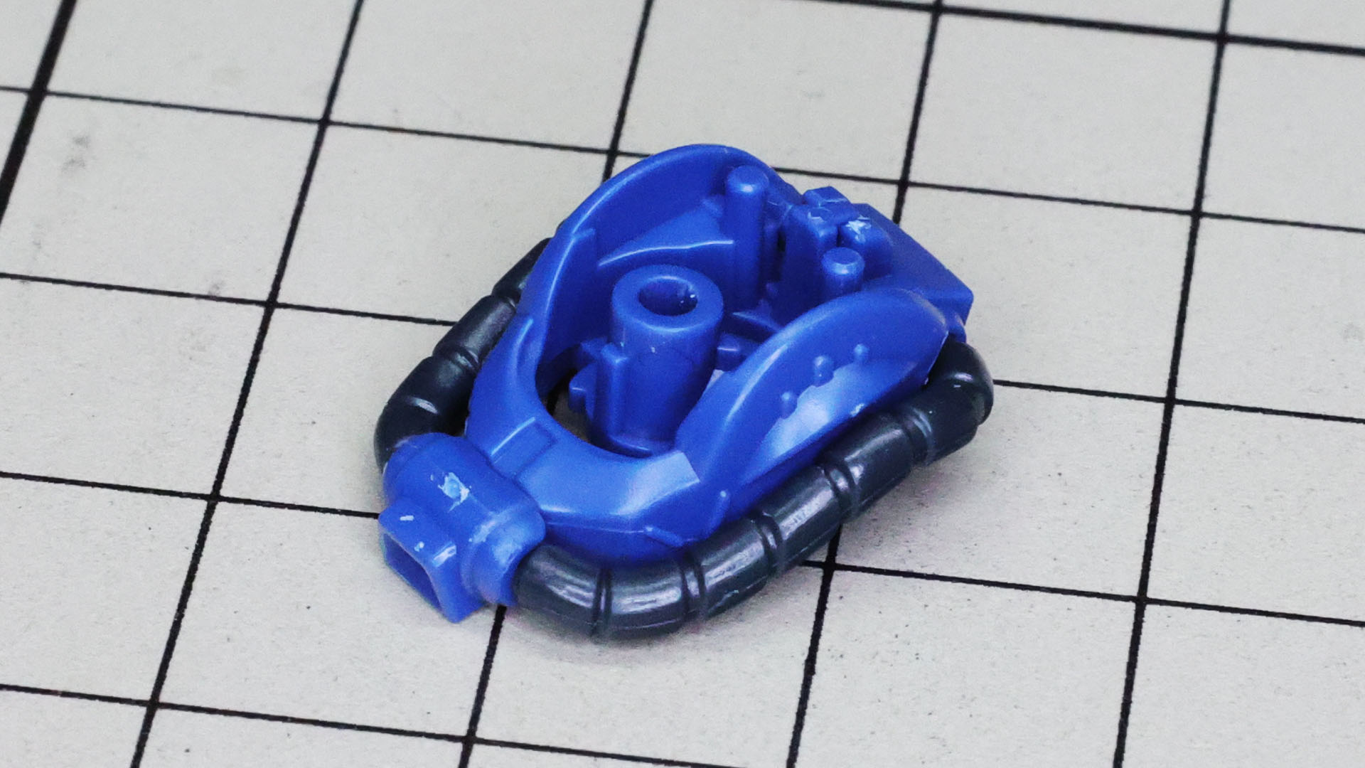 頭部本体は1パーツ化されているので組みやすさも考慮されていますが、口先などはとても細かいので注意して組み立てます