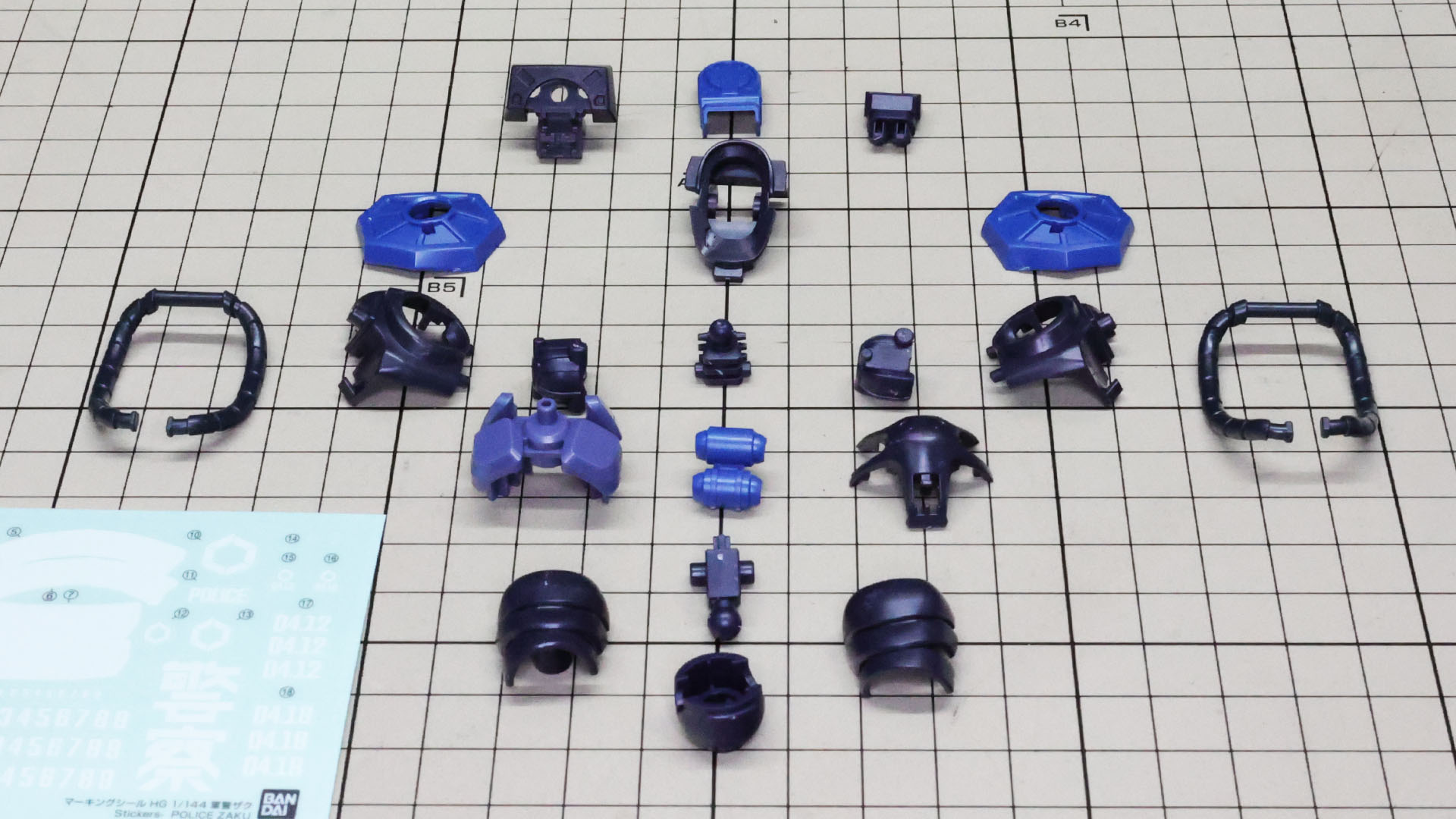 よく知るザクの構成を超える設計のパーツ群。二重の動力パイプが面白い！