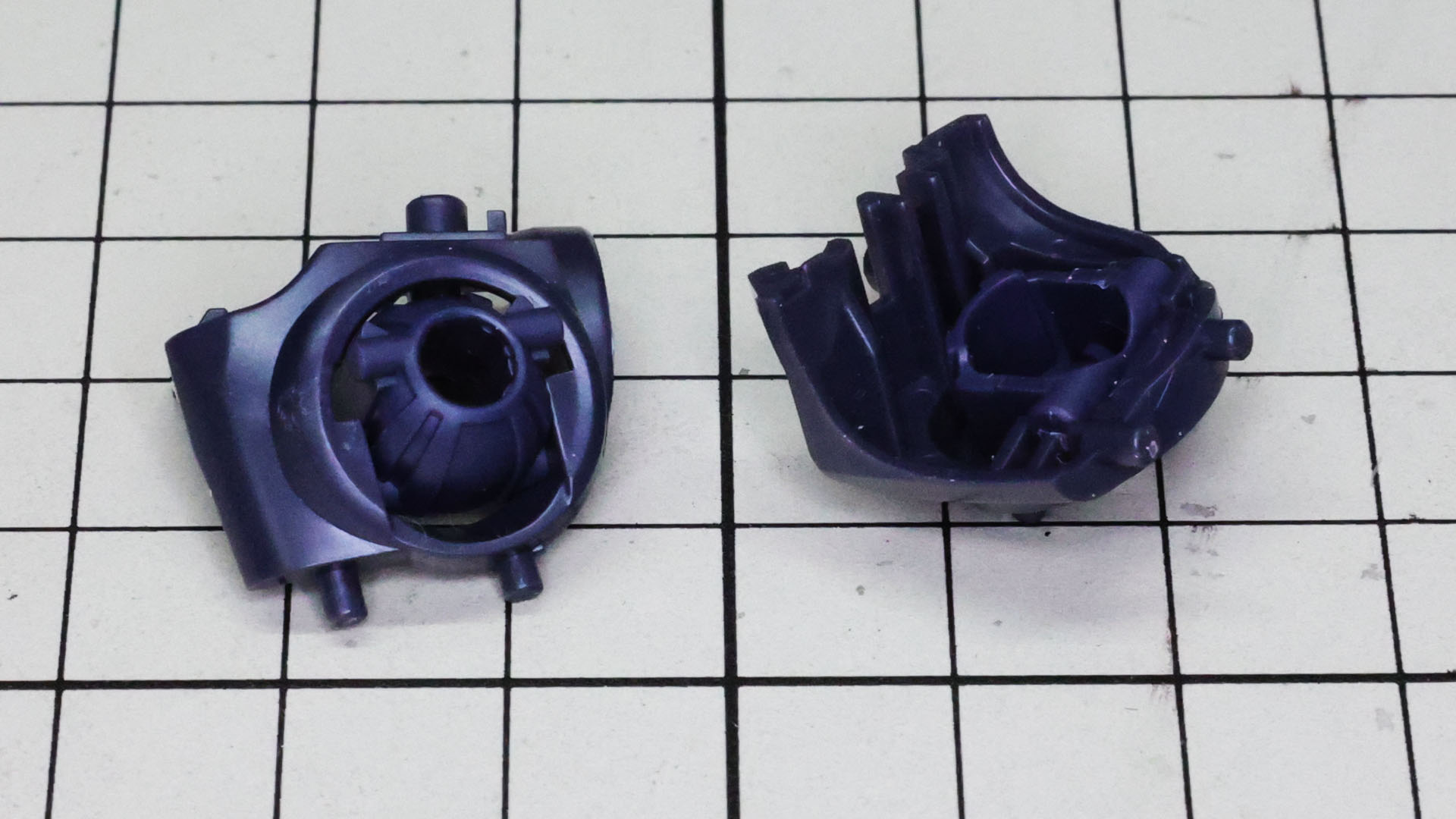 肩には前方に振り出す構造を持った関節軸受けを内部から組み込みます