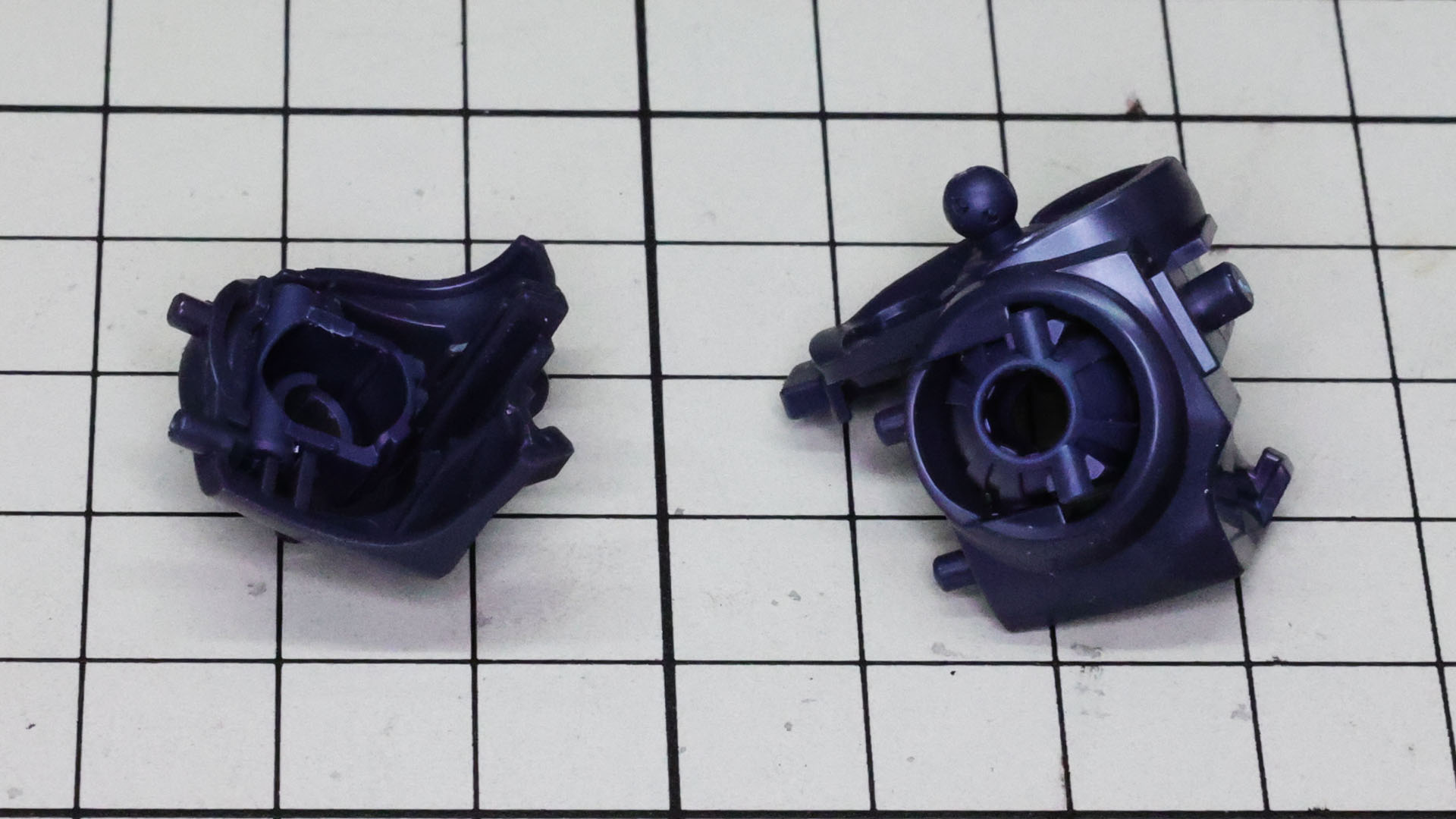 首回りと左右の肩関節を組み合わせます