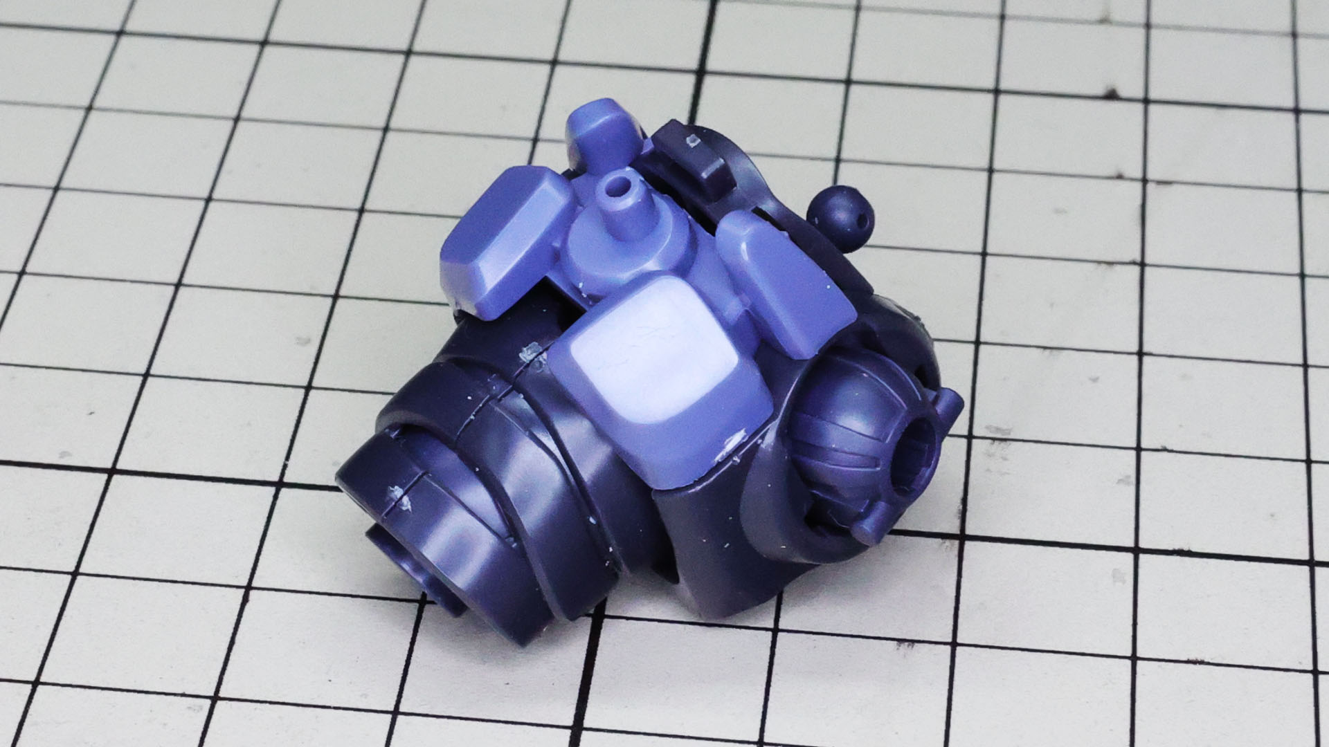 胸部の装甲を組み付けます