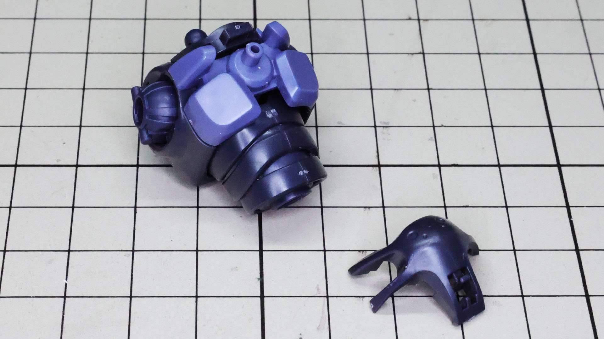 胸部の装甲を組み付けます