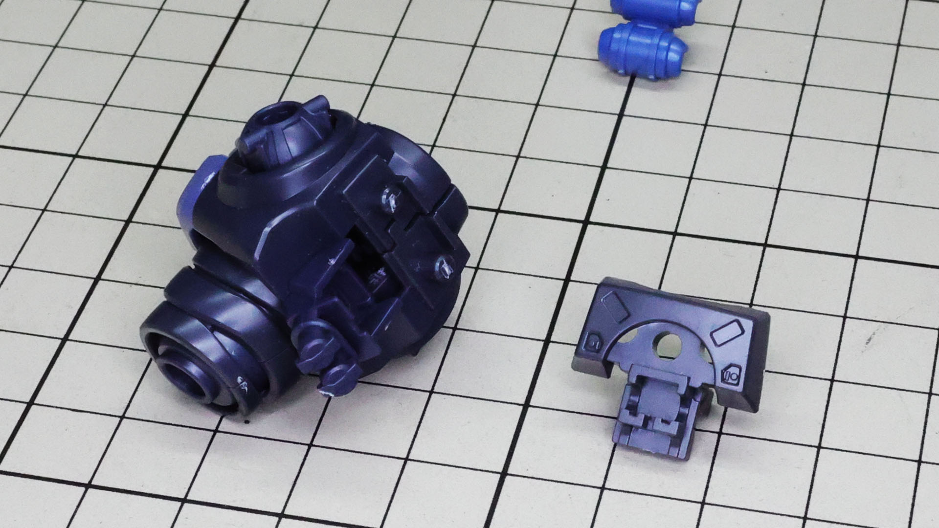 背面に動力パイプ受け部を組み付けます