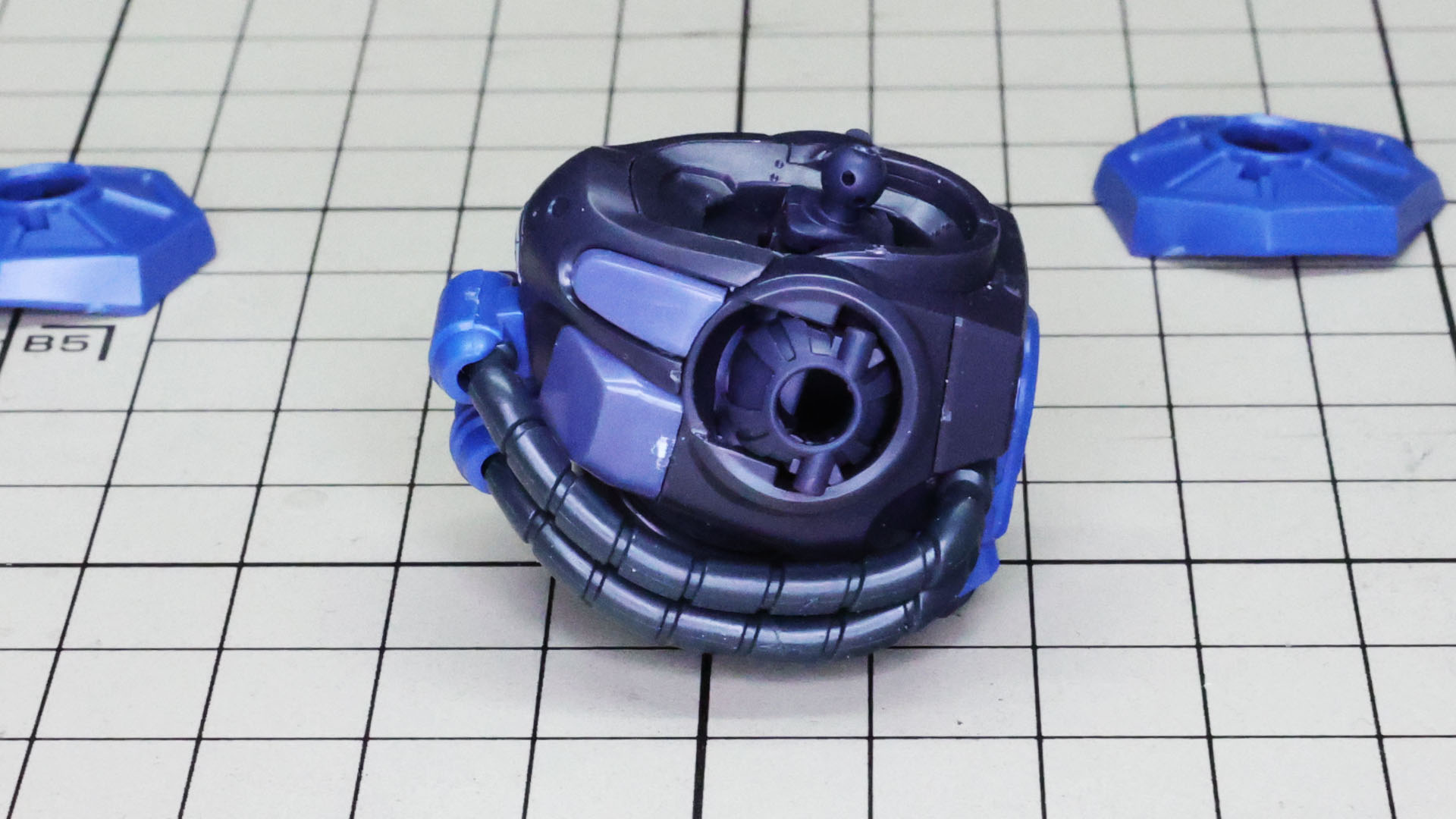 肩にフロートアーマーを組み付けて胴体部完成です