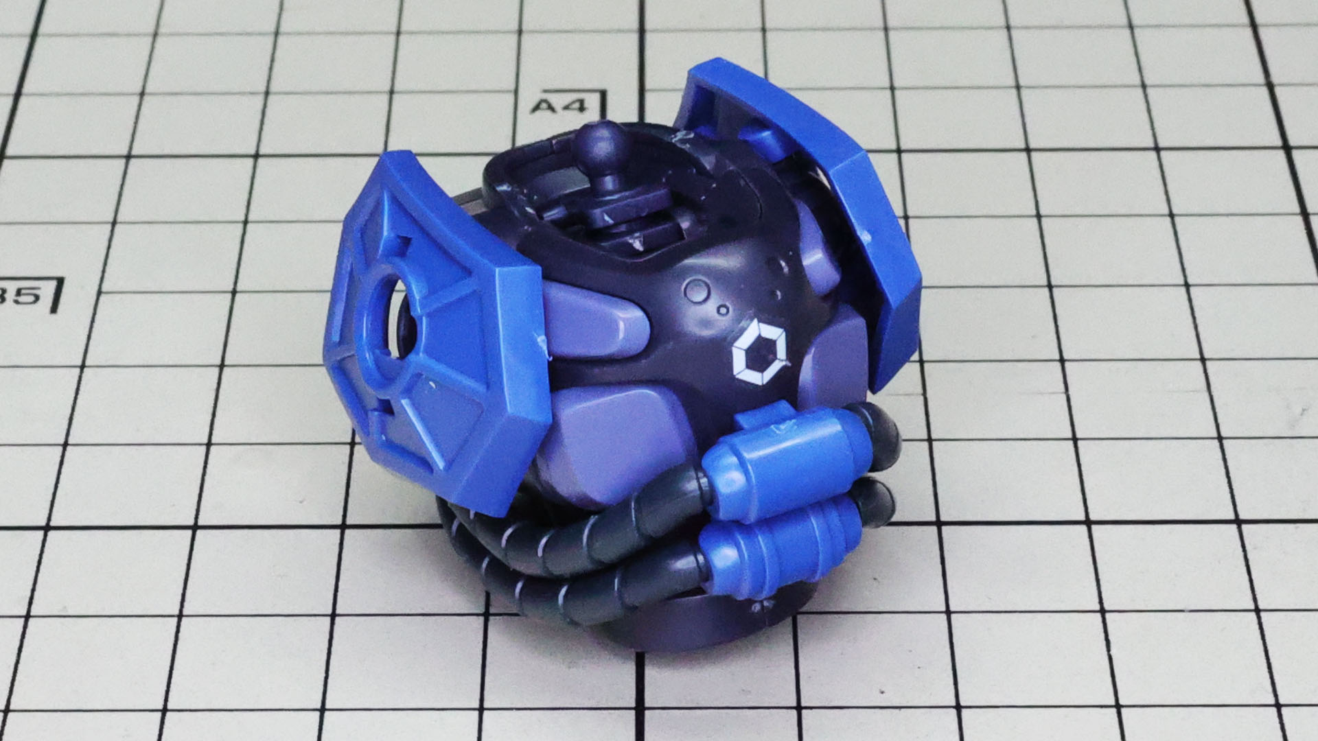 肩にフロートアーマーを組み付けて胴体部完成です