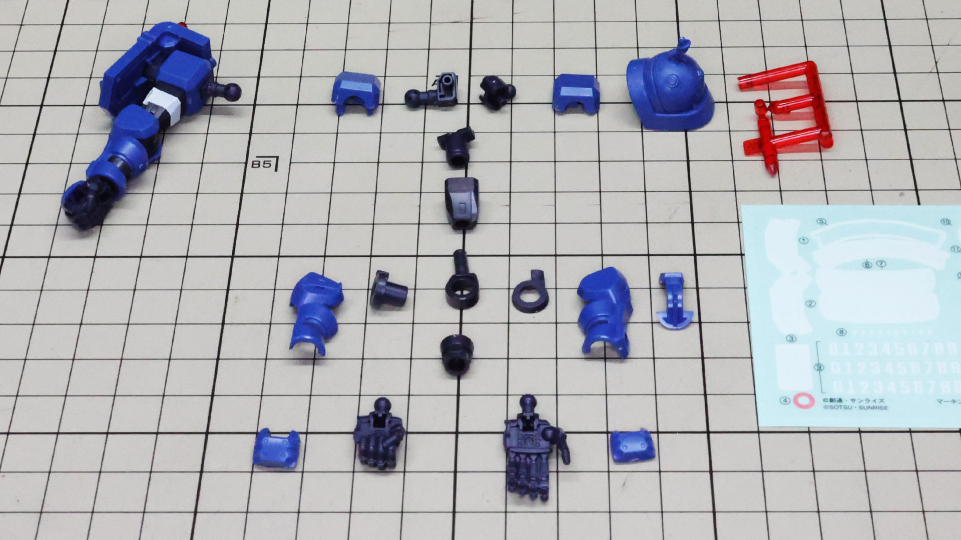 右腕を組んであります。左右対称ではないのが特徴ですが基本構造は同じで、パーツも同様となっています