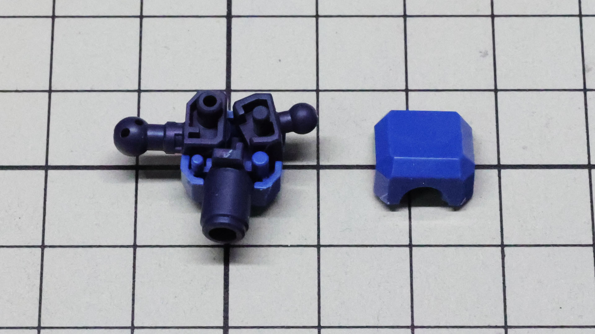 肩関節にはぎゅうぎゅうに接続軸のパーツが組み込まれます