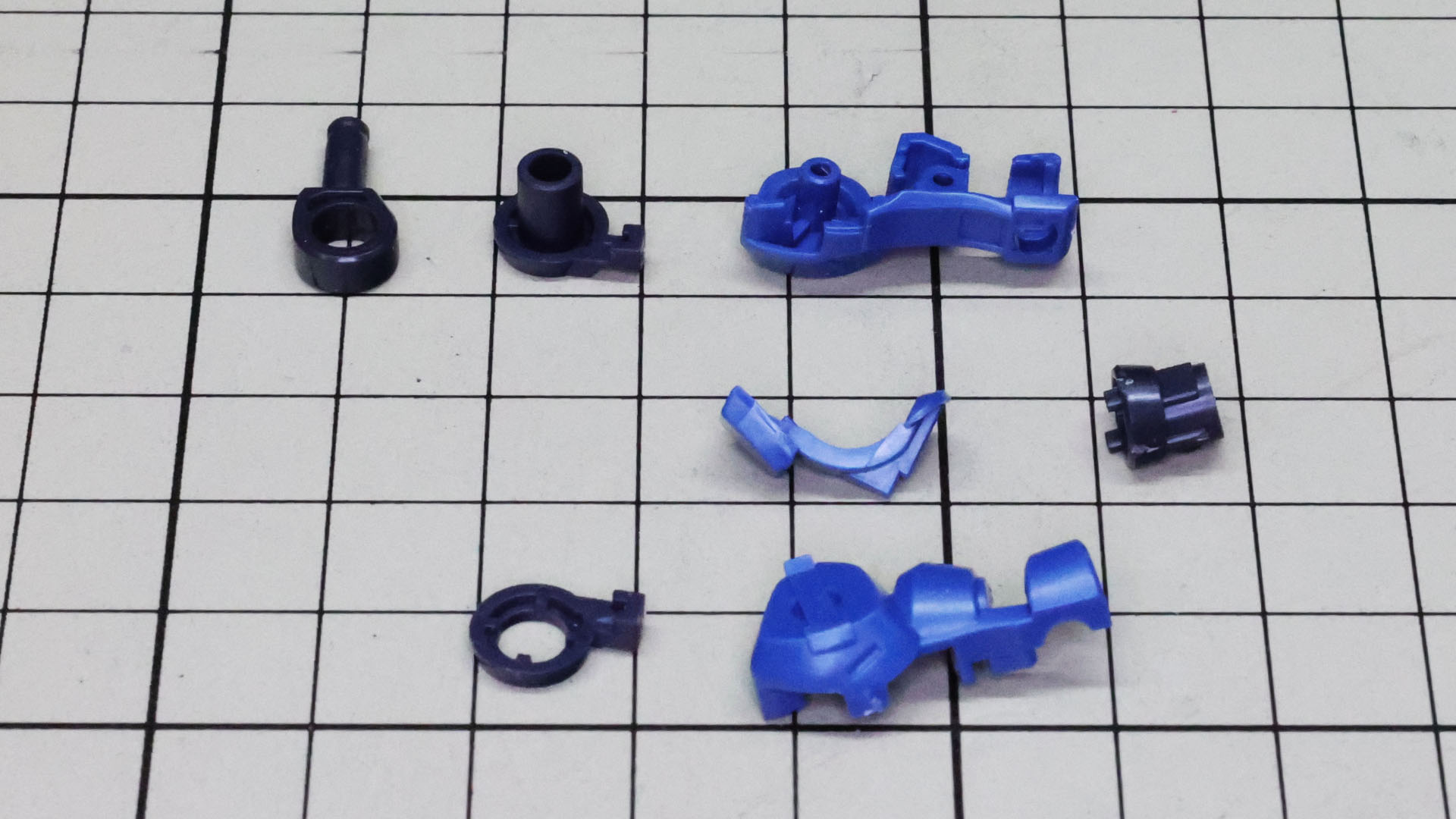 肘関節には珍しいタイプのメカフレームが用いられます。肘も別パーツ化されますから想像が広がりますね