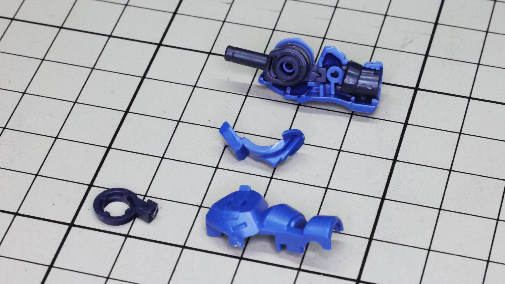 前腕にもぎゅうぎゅうにパーツが組み込まれます