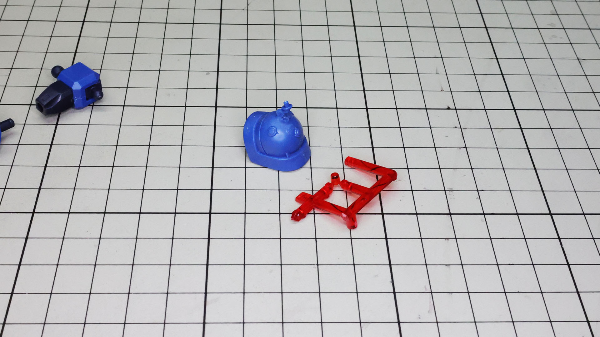 肩の装甲にランプのパーツを組み付けます。とても小さいので注意します！