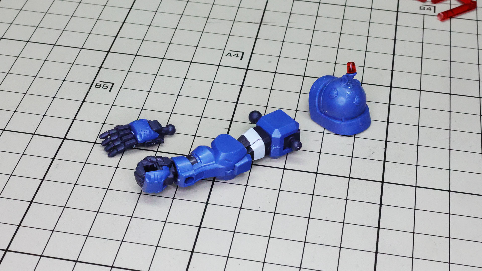 上腕部にシールを貼り付けて、各部をドッキングさせれば腕部完成です