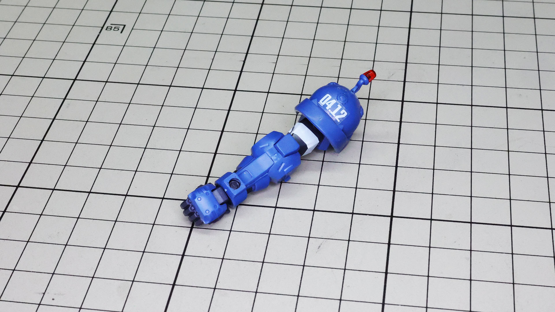 シールでディテーリングを行います。“04.12”は発売日と被っていて面白いですね