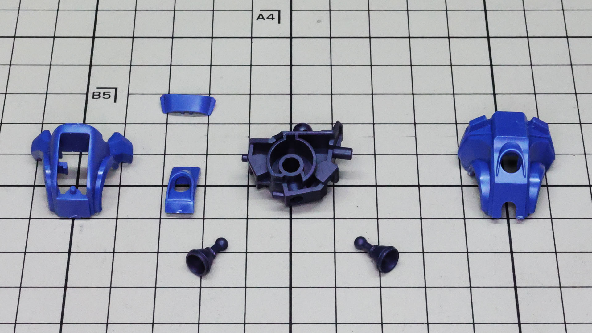 たったの7パーツで構成される腰部パーツ群。大きなメカフレームと前後に付くノズルが印象的