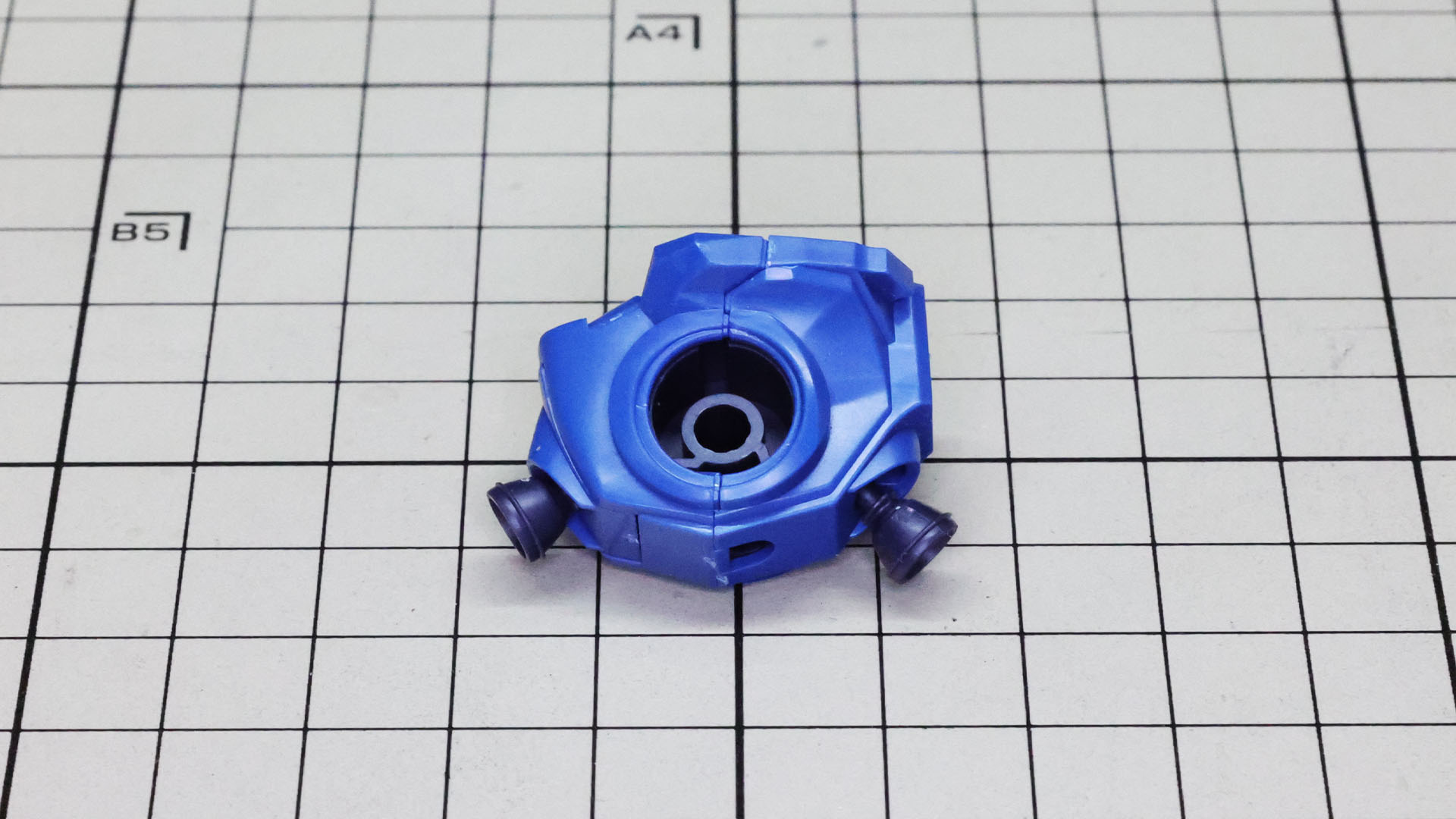 股関節の接続軸は脚部から差し込まれるタイプになっています