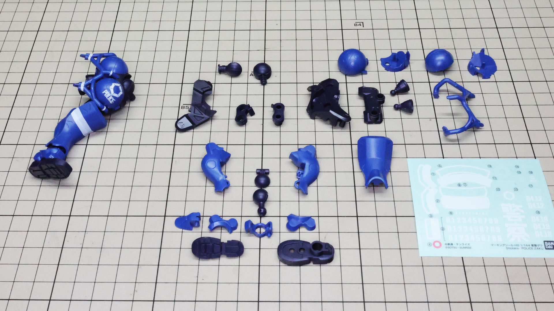 右脚を組んであります。ザクの概念にとらわれない、独特の形状のパーツが並びます