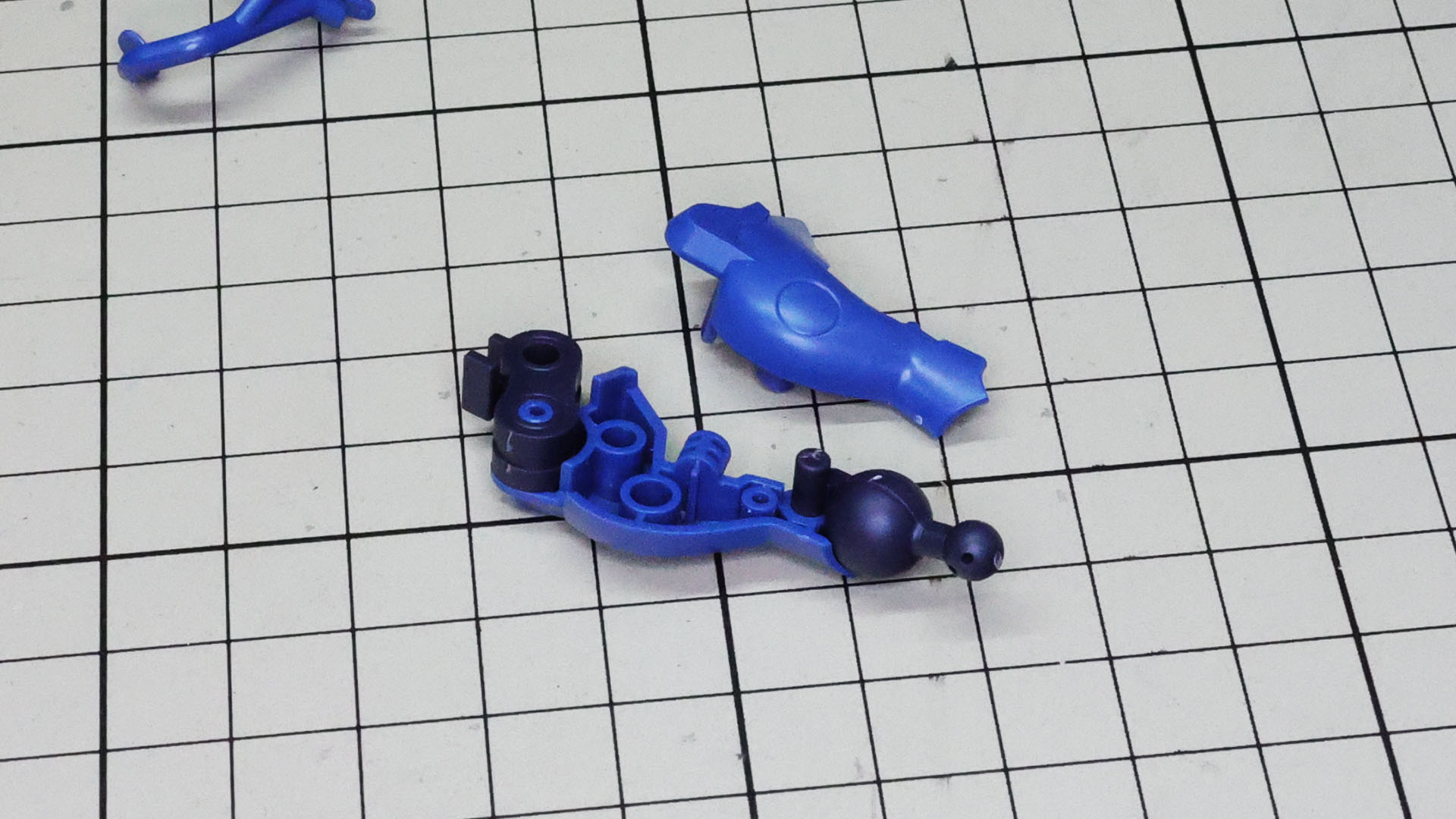 膝関節と足首関節を膝下装甲内に組み込んでいきます