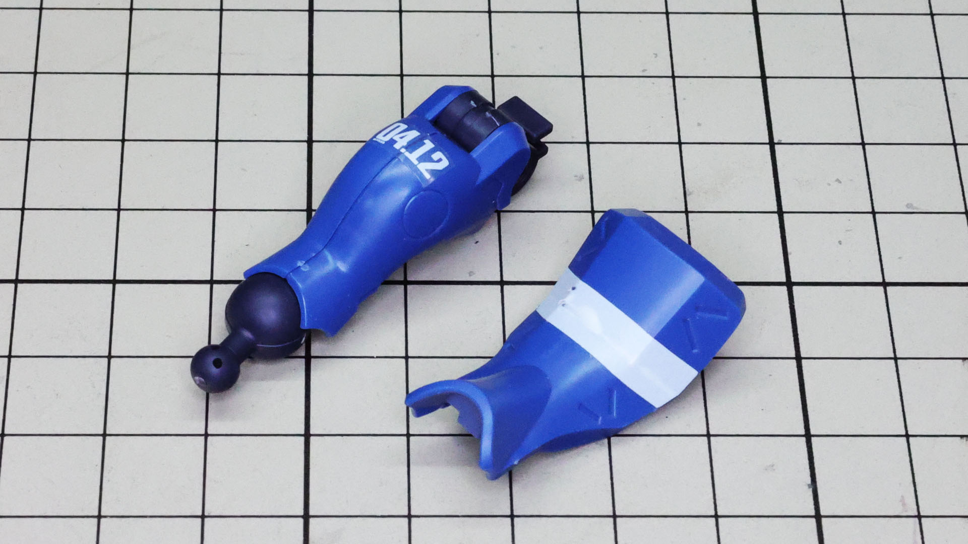 膝と脛をカバーする装甲と脛下部の裏にシールでディテーリングします