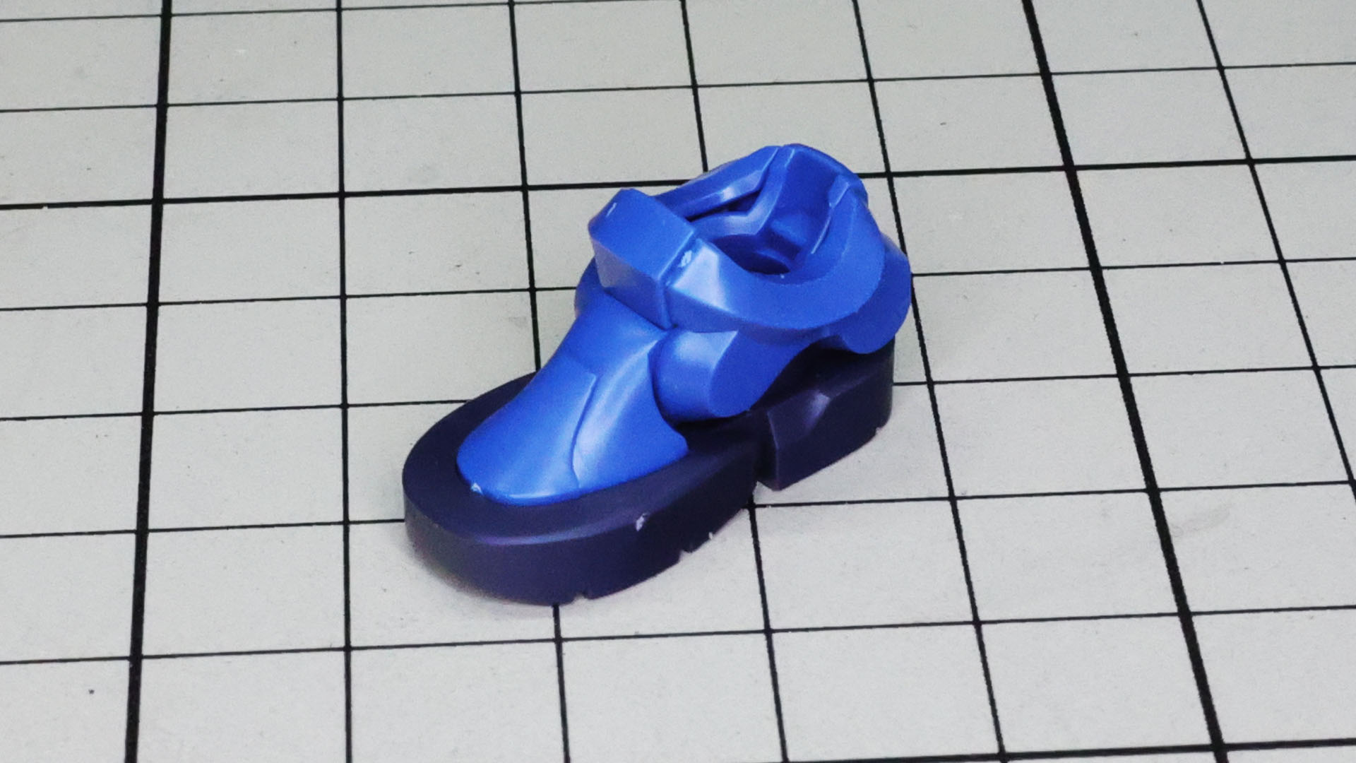 ちょっと厚底なソールと甲の部分との組み合わせで革靴のようにも見えるデザインが面白い！