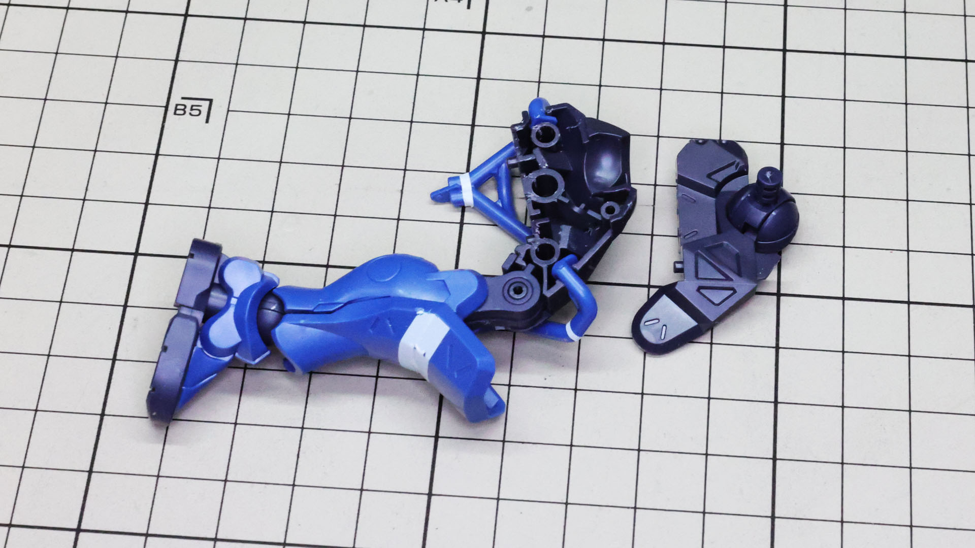 大腿部にタンクガードや膝下部を組み込んでいきます