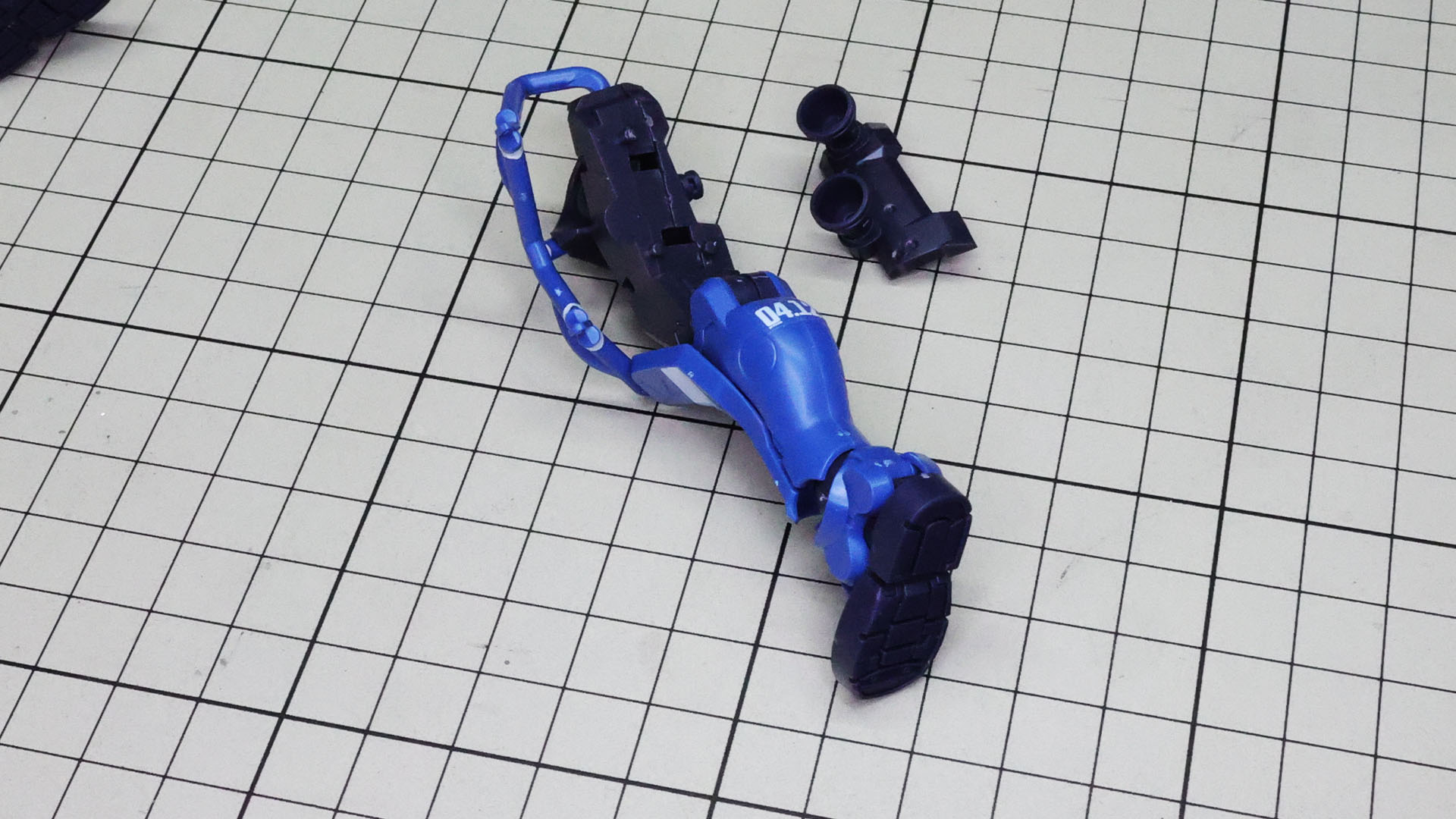 大腿部裏にノズル2基を持つ部分を組み付けます。このパーツで大腿部メカフレームをロックする構造にもなっています