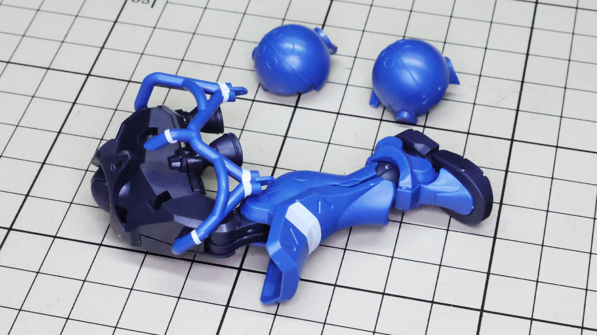 タンクを2基、組み付けていきます