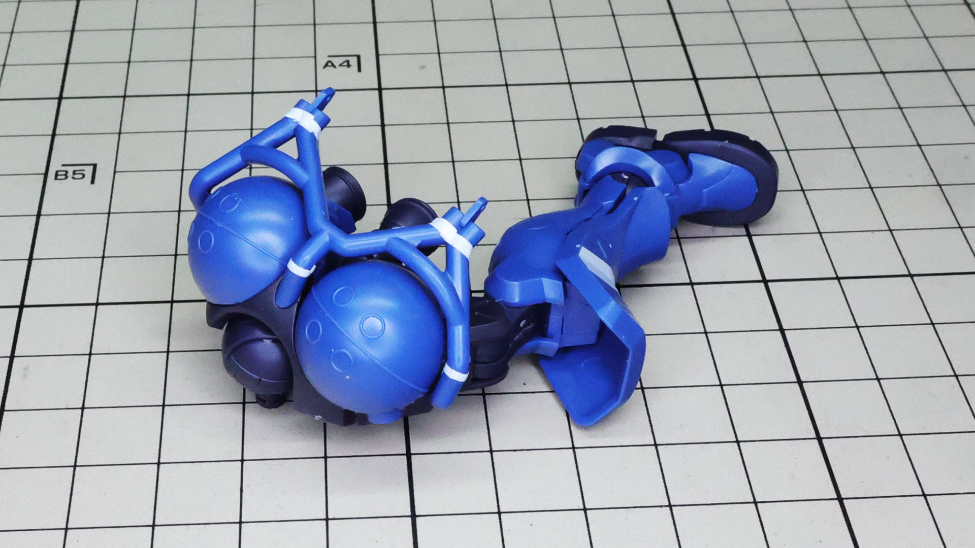 ザクといえば脚部の動力パイプですがこのザクにはそれがありません。タンクガードがそのイメージにもなるでしょうか。秀逸ですね！