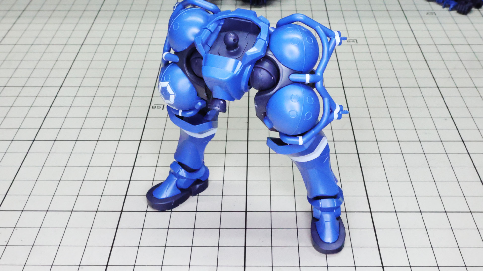 腰部とドッキングさせて絶対的に特徴的な下半身が組みあがりました