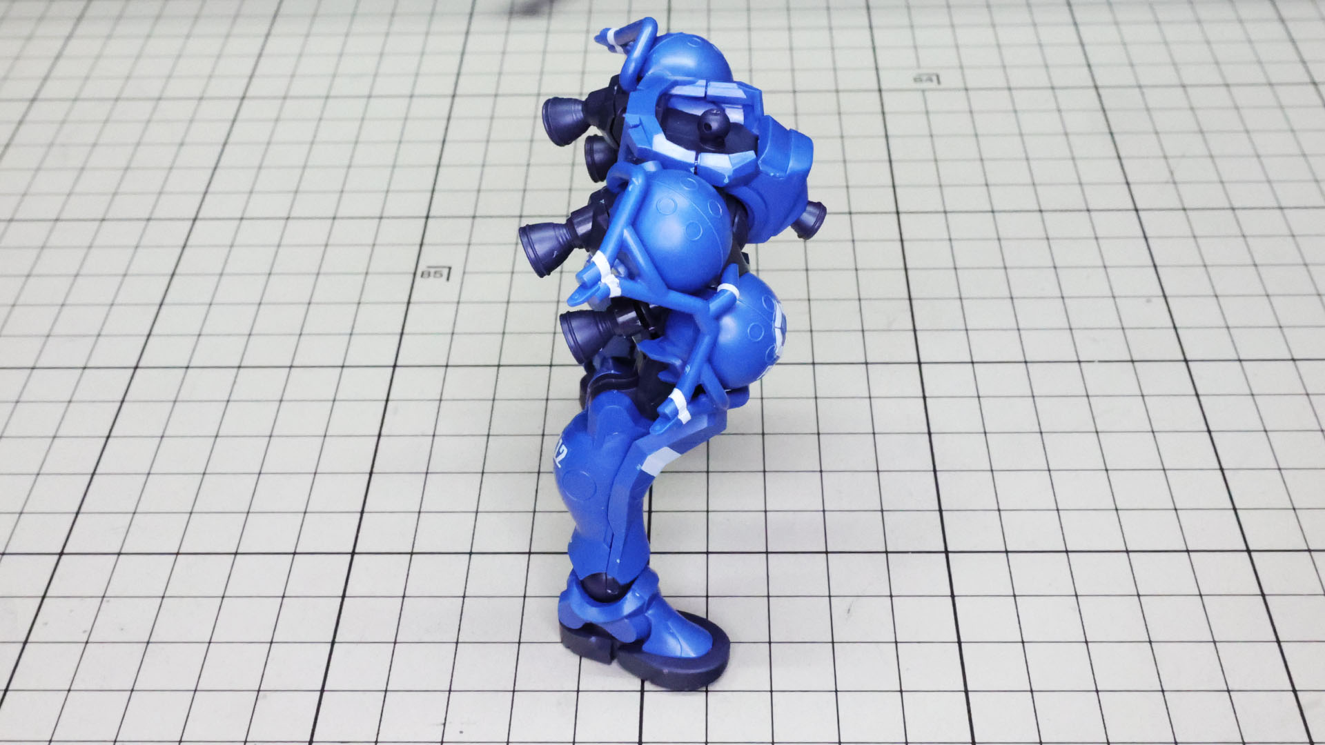 後方へ延びるノズルが機動性の高さを示しています