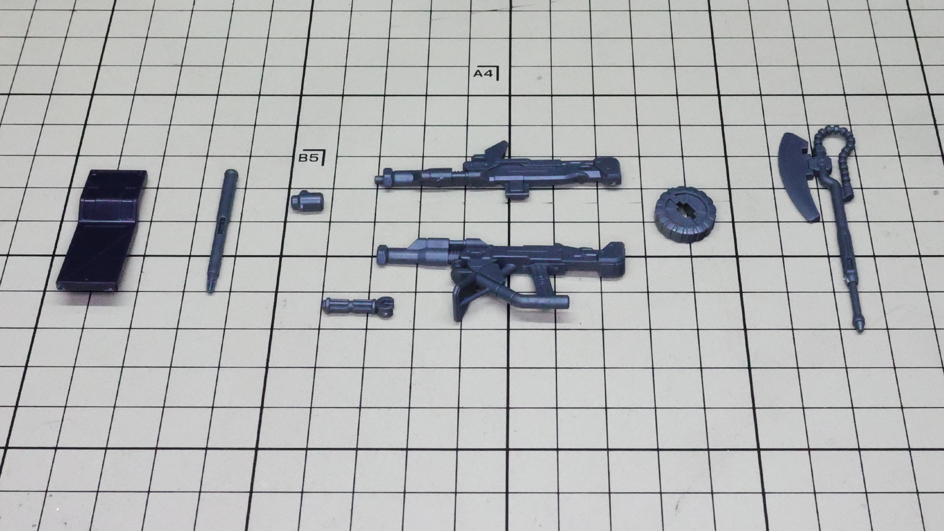 左からシールド、電磁警棒、ザク・マシンガン、ヒート・ホークとなります