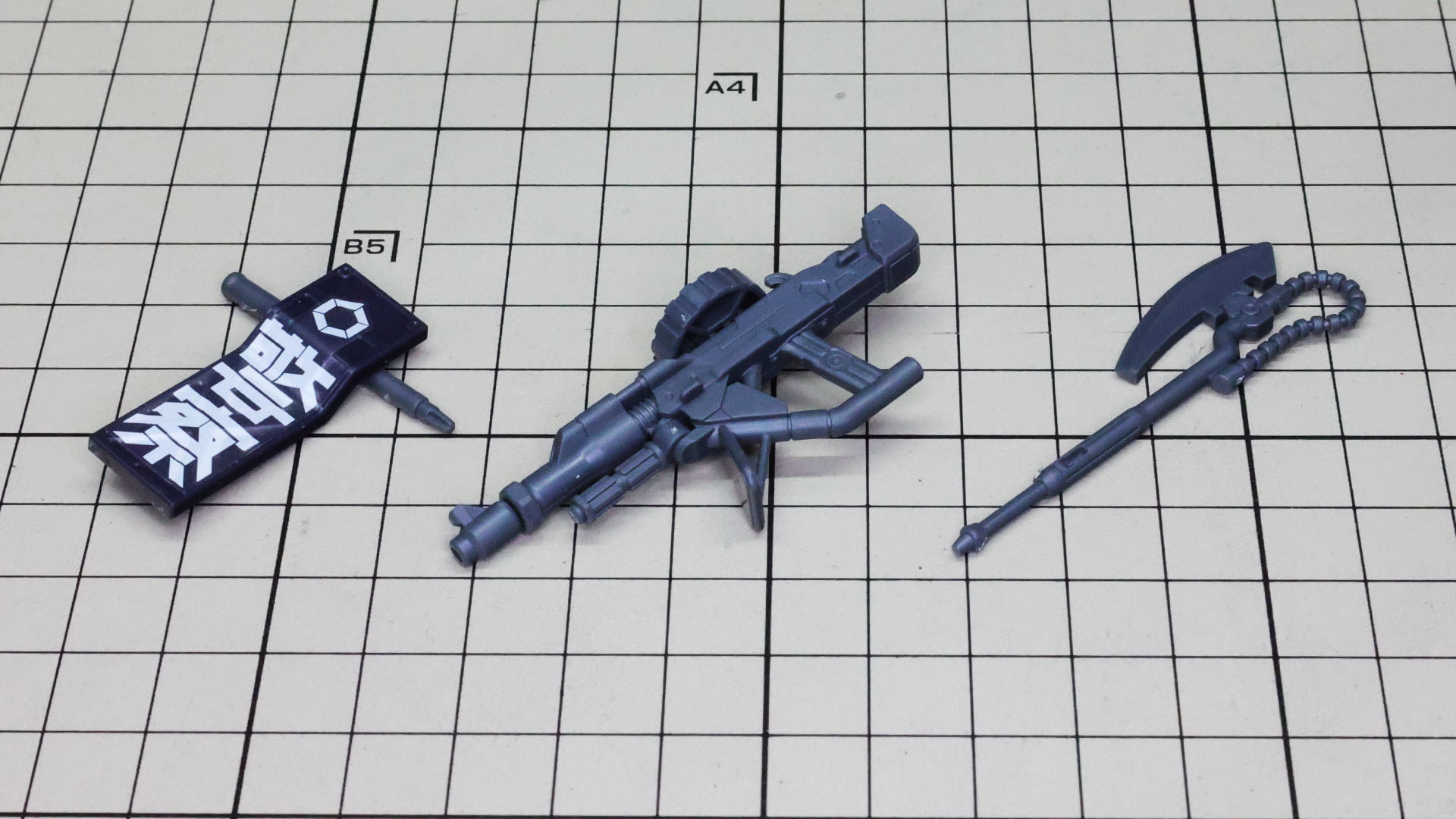 ザク・マシンガンは張り合わせで簡単な構造。それ以外は組み立てる必要もありません！