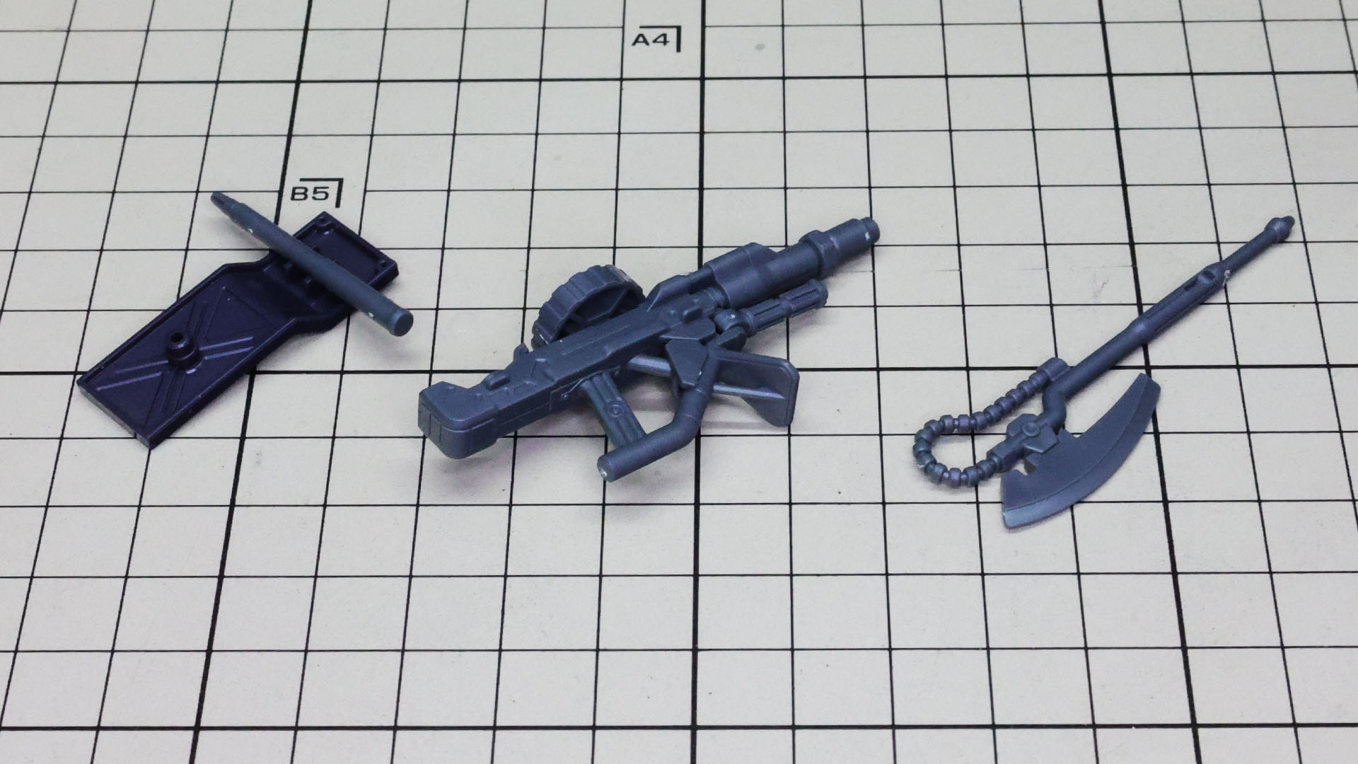 シールドには電磁警棒をマウントできます